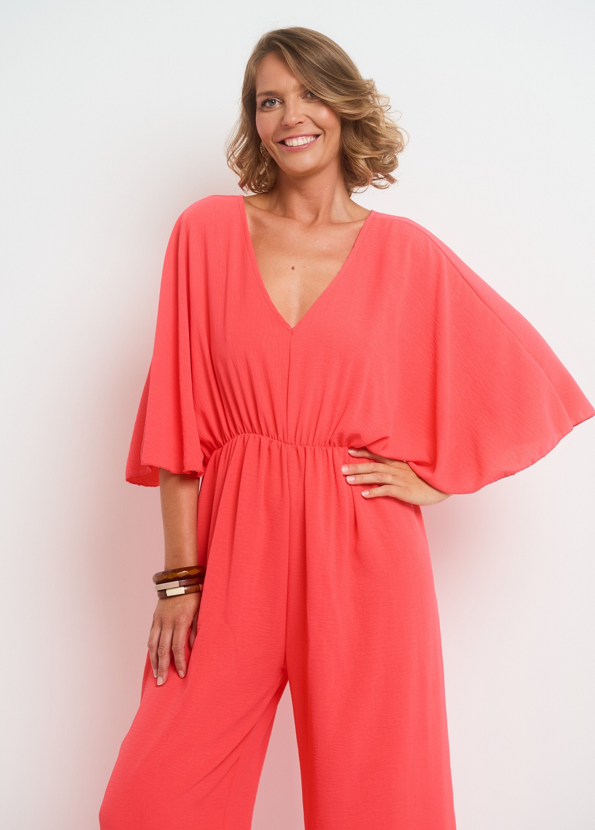 Soepele_jumpsuit_met_V-hals_en_striksluiting_op_de_rug_Corail_DE1_slim