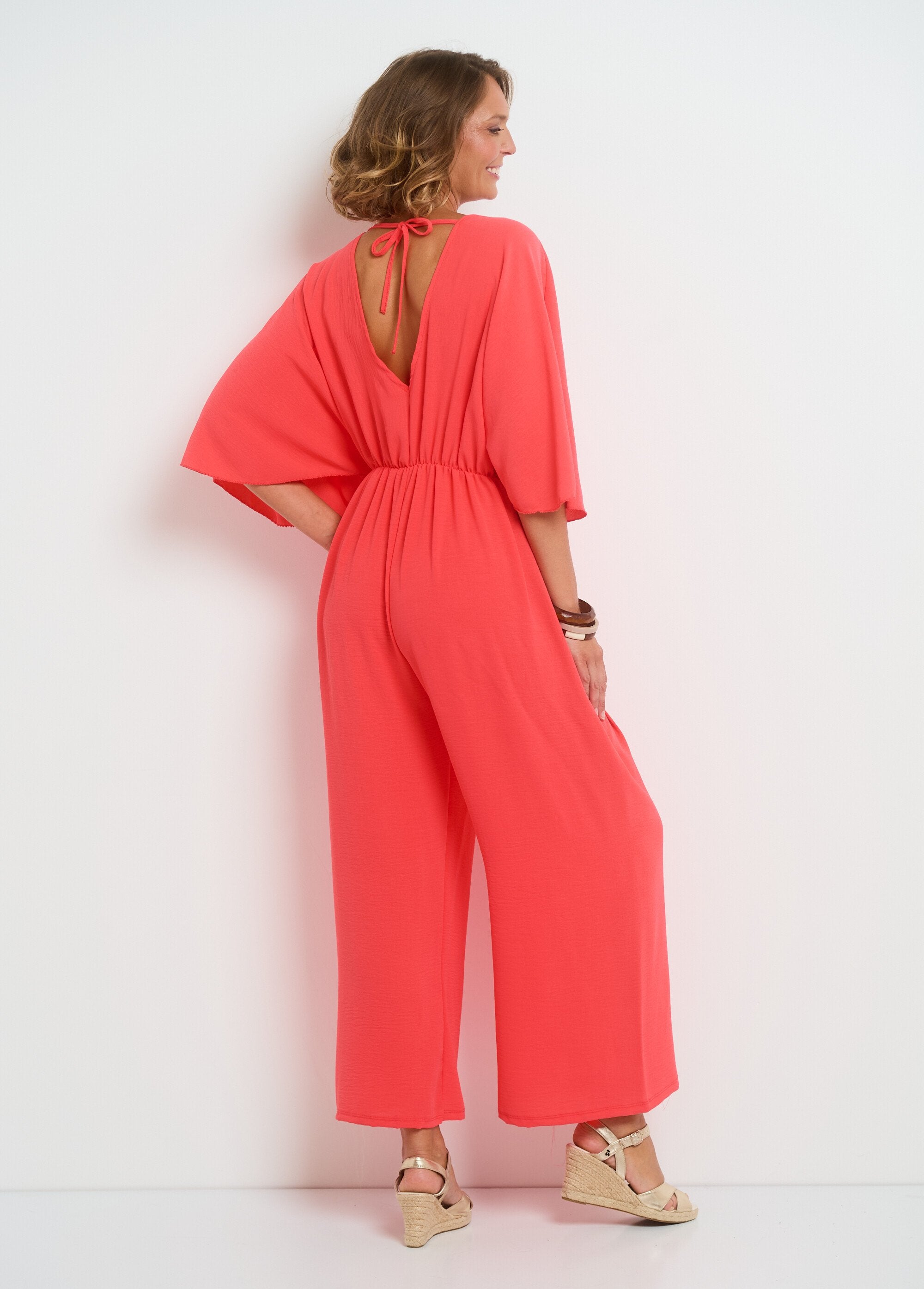 Soepele_jumpsuit_met_V-hals_en_striksluiting_op_de_rug_Corail_DO1_slim