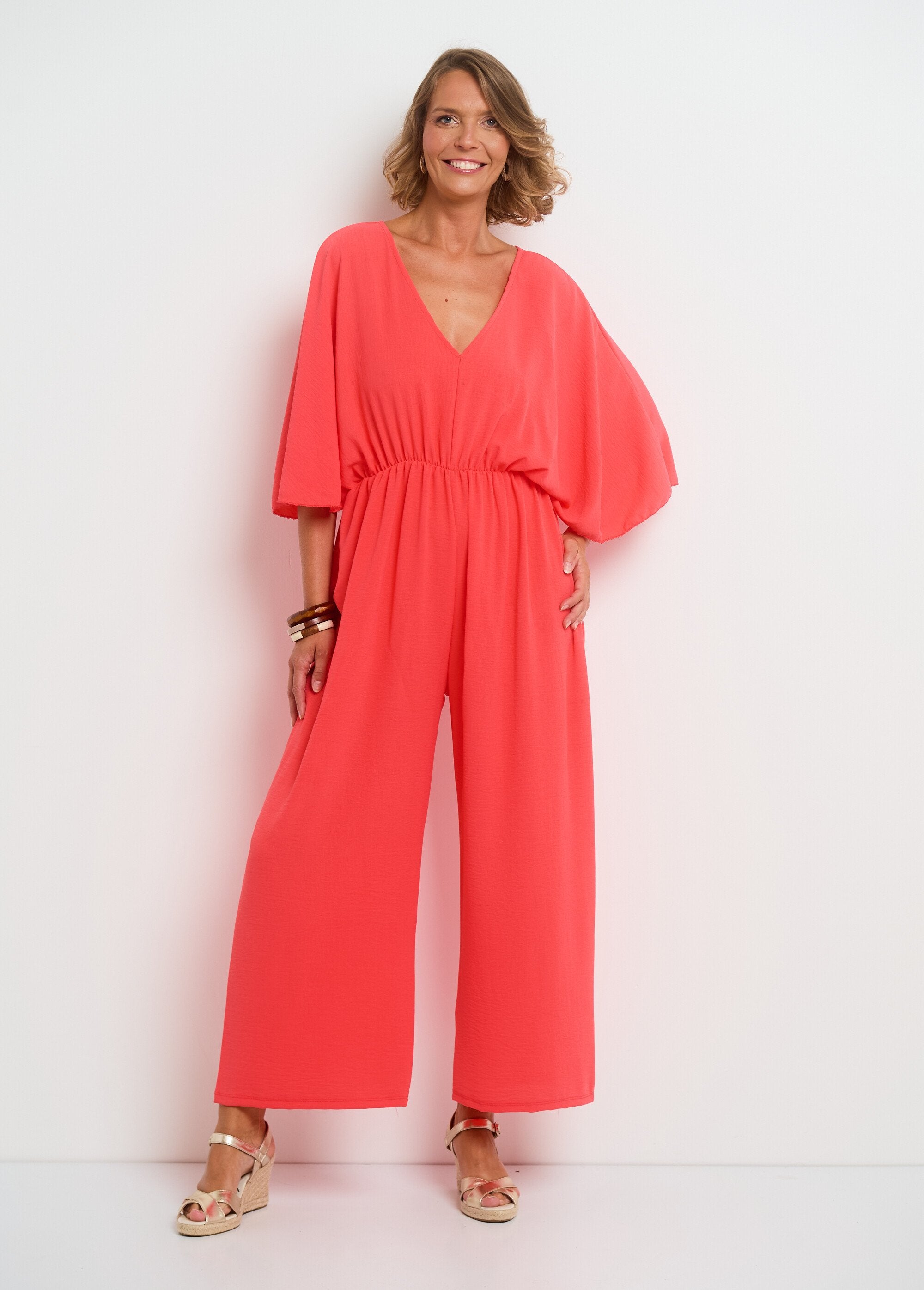 Soepele_jumpsuit_met_V-hals_en_striksluiting_op_de_rug_Corail_FA1_slim