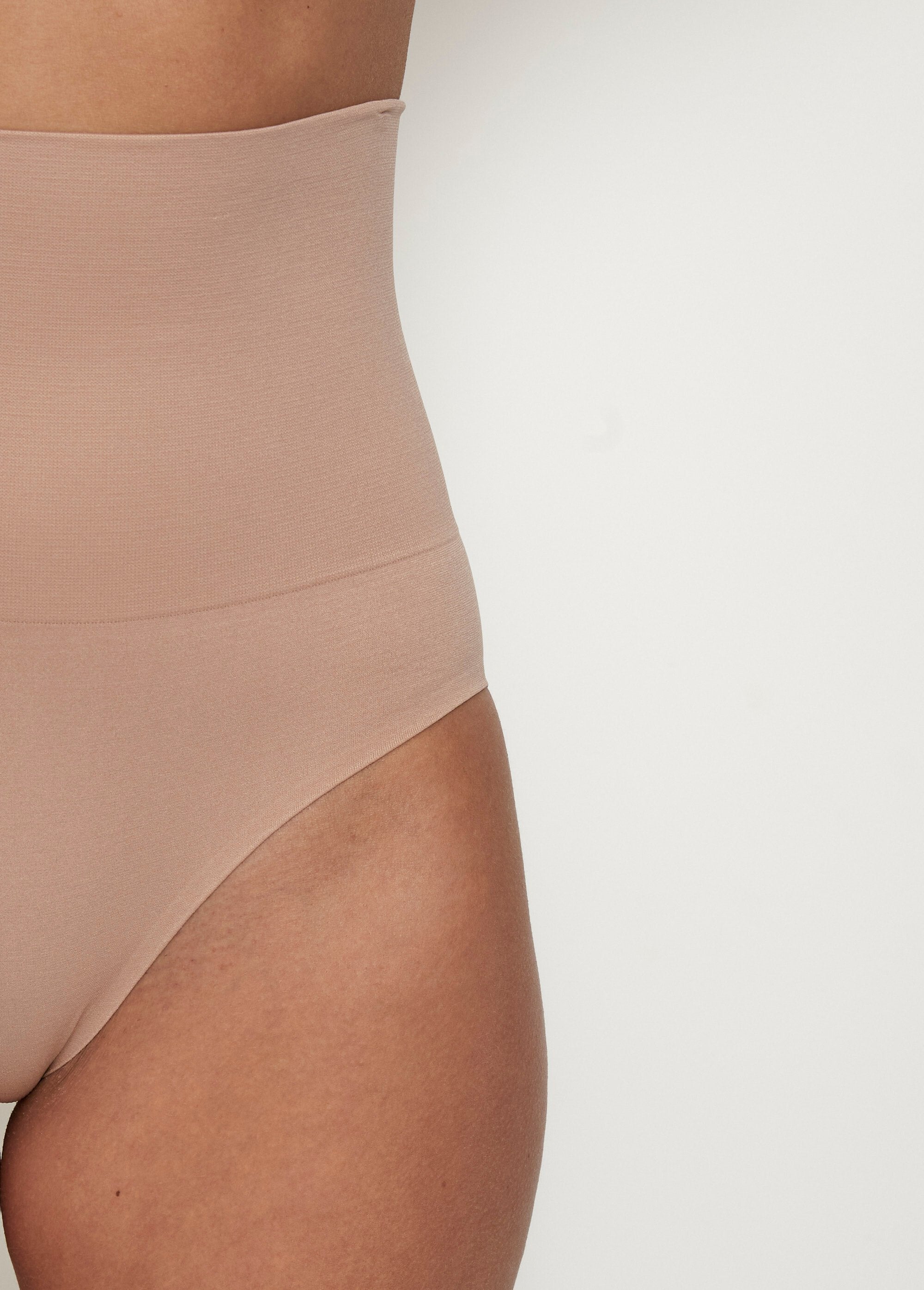 Naadloze_vormgevende_slips_Beige_DE1_slim