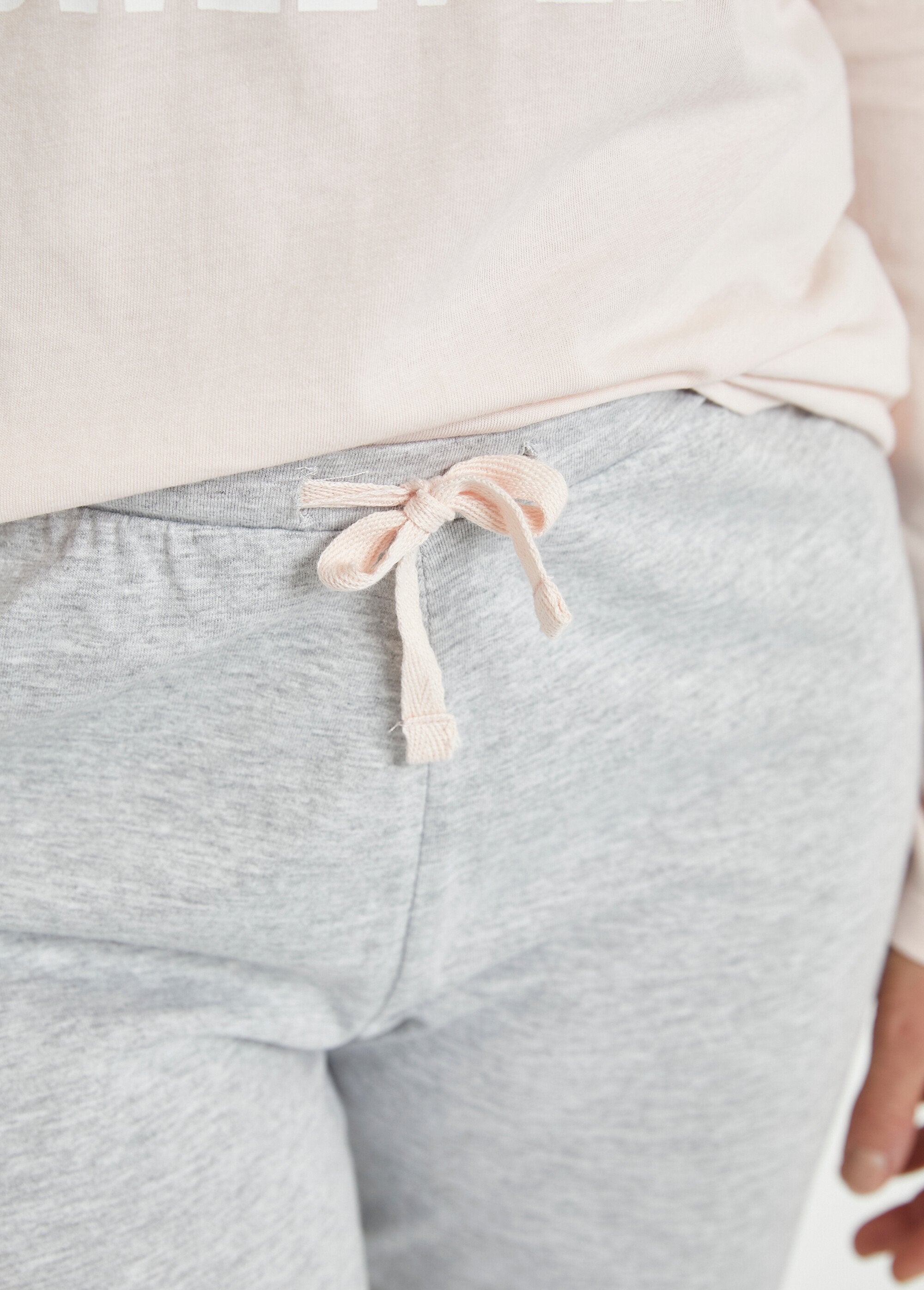 Gebreide_pyjama_met_lange_mouwen_Gris_DE2_slim