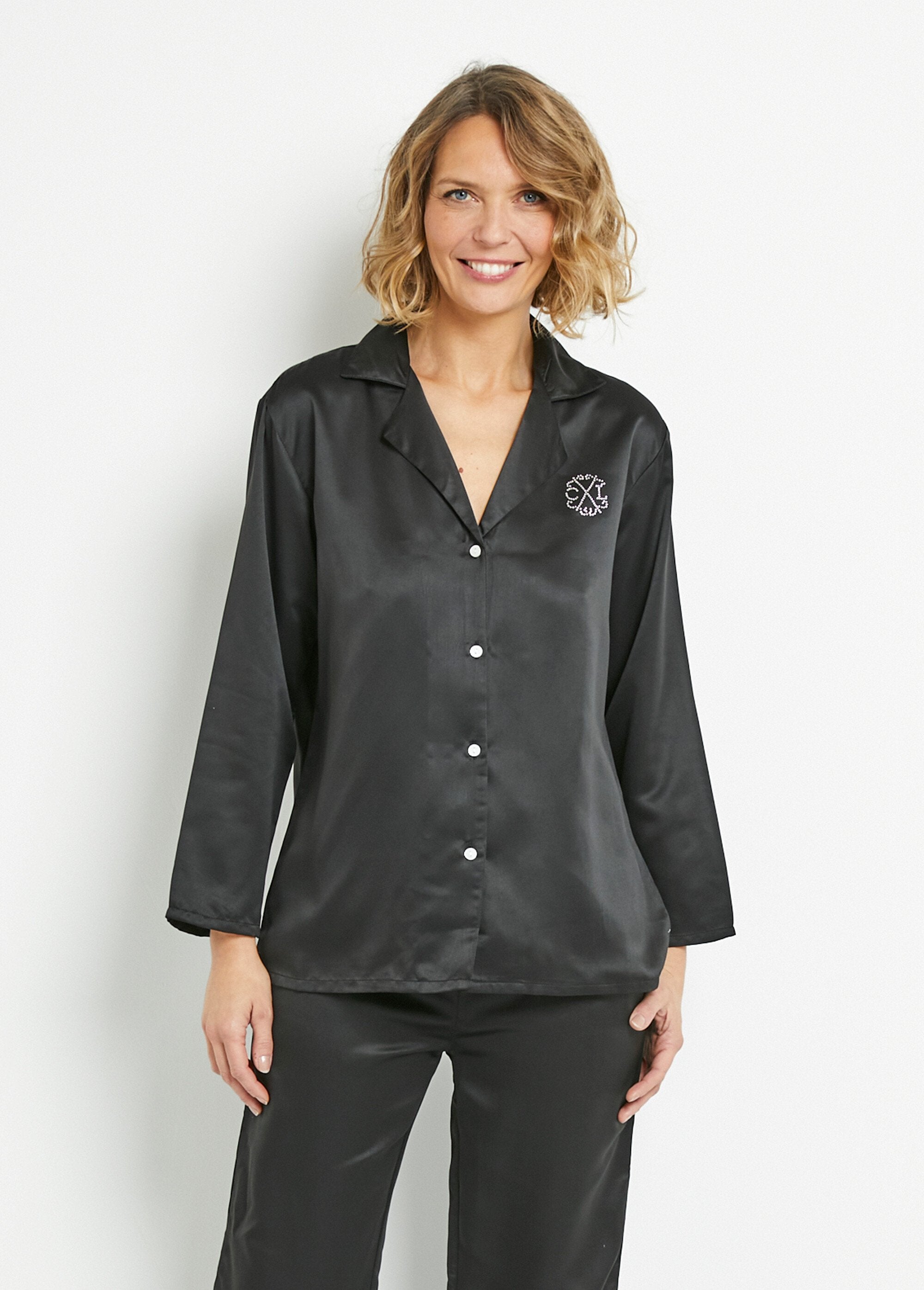 Satijnen_pyjamajasje_Noir_FA1_slim
