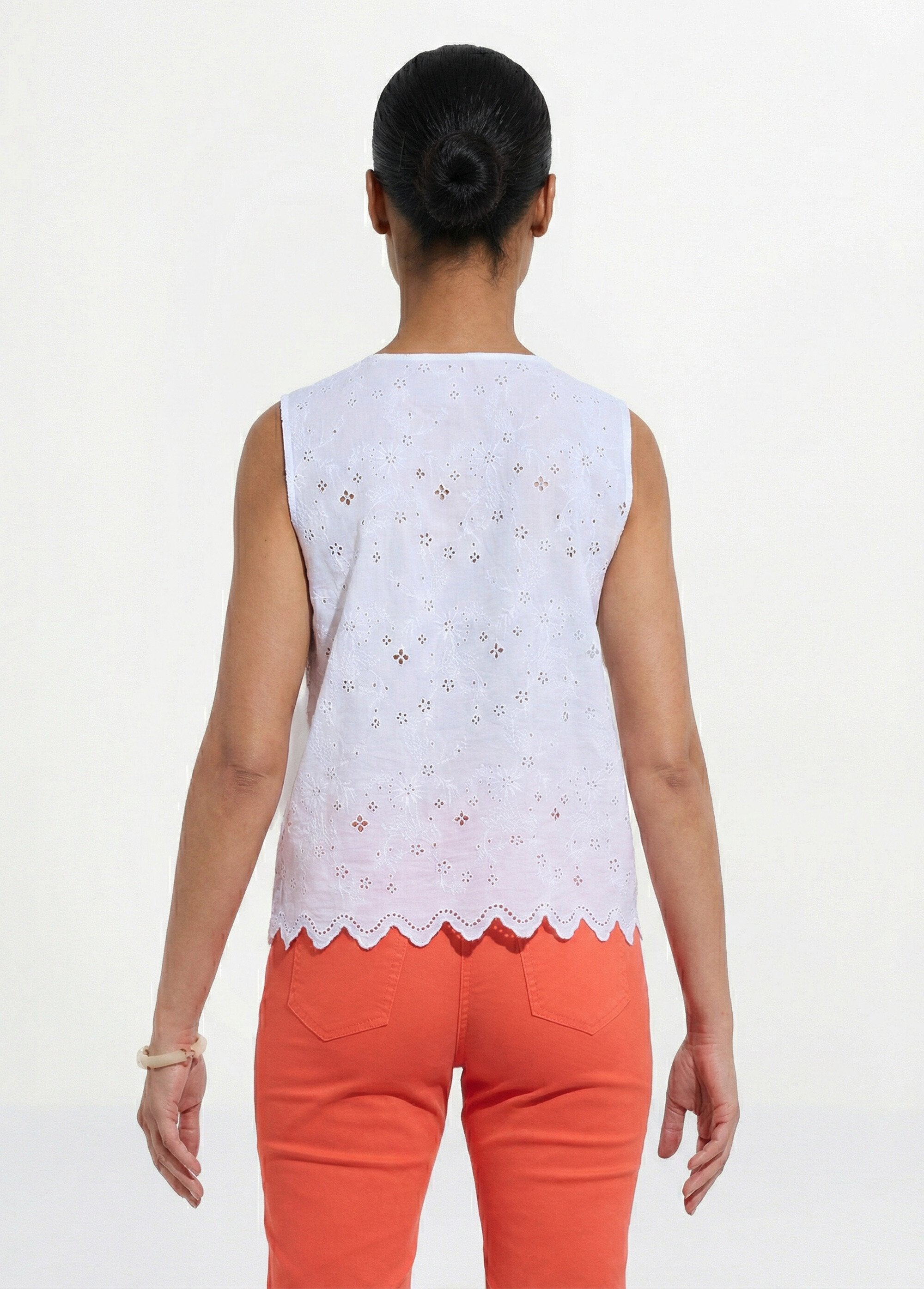 Katoenen_tanktop_met_Engels_borduursel_en_knopen_Blanc_DO1_slim