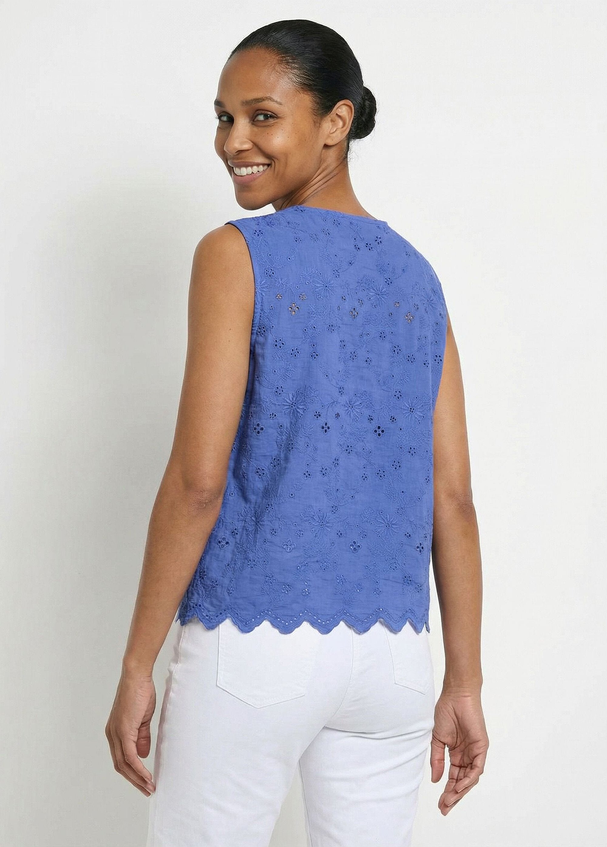 Katoenen_tanktop_met_Engels_borduursel_en_knopen_Bleu_DO1_slim