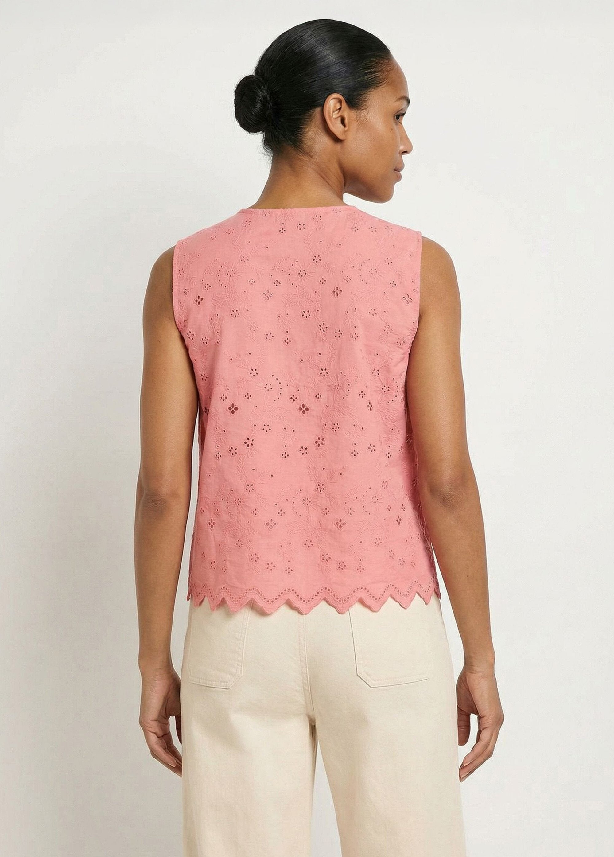 Katoenen_tanktop_met_Engels_borduursel_en_knopen_Rose_bonbon_DO1_slim