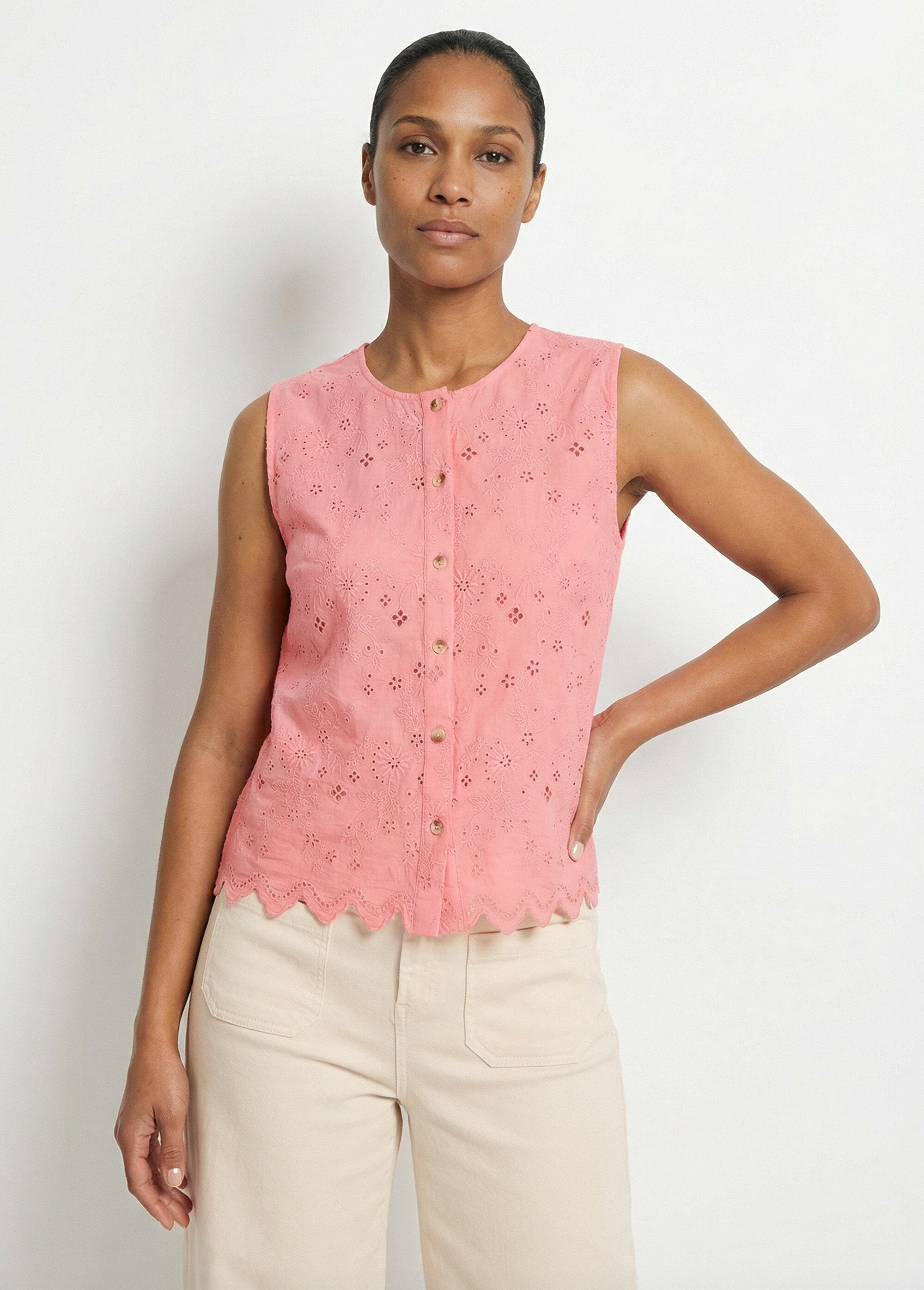 Katoenen_tanktop_met_Engels_borduursel_en_knopen_Rose_bonbon_FA1_slim