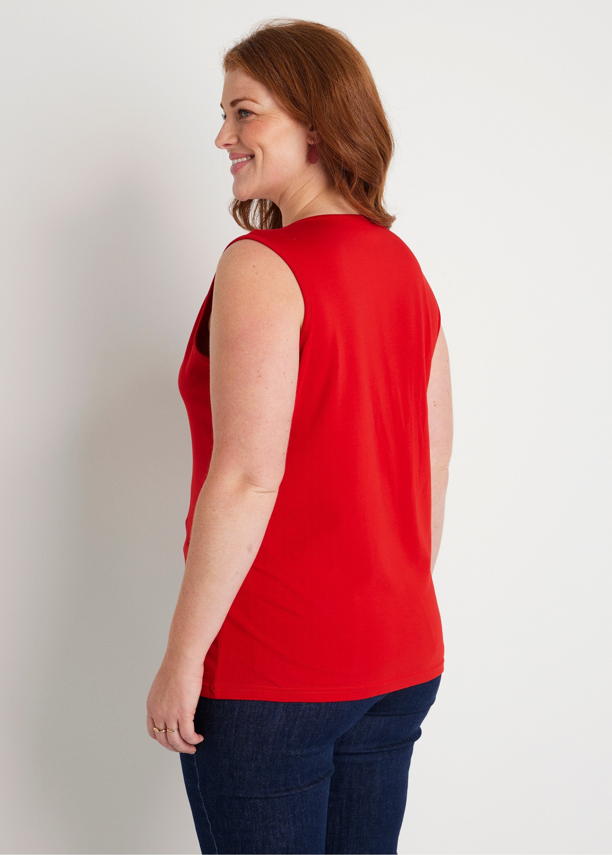 Geborduurde_opengewerkte_V-hals_tanktop_ROOD_DO1_curvy