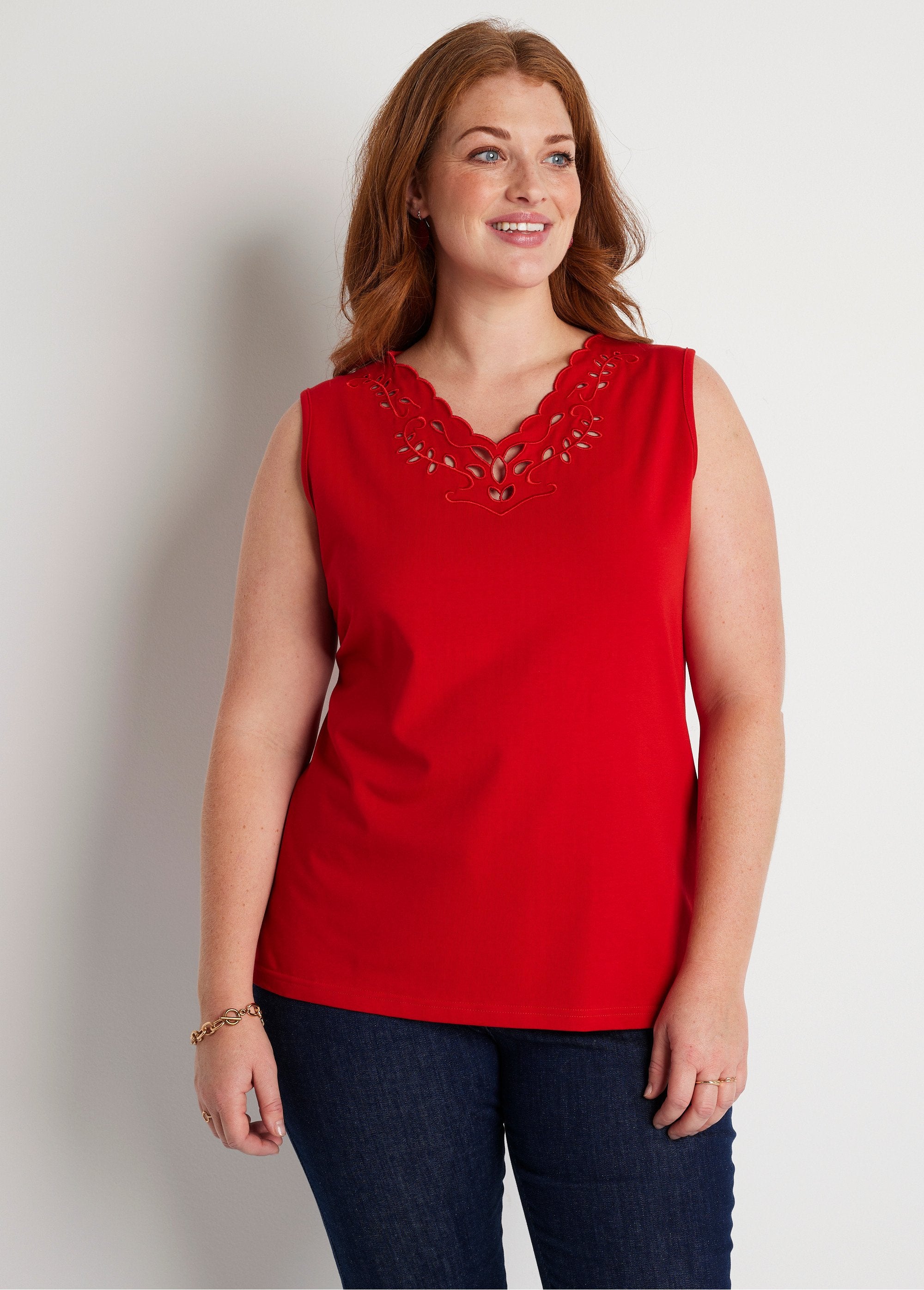 Geborduurde_opengewerkte_V-hals_tanktop_ROOD_FA1_curvy