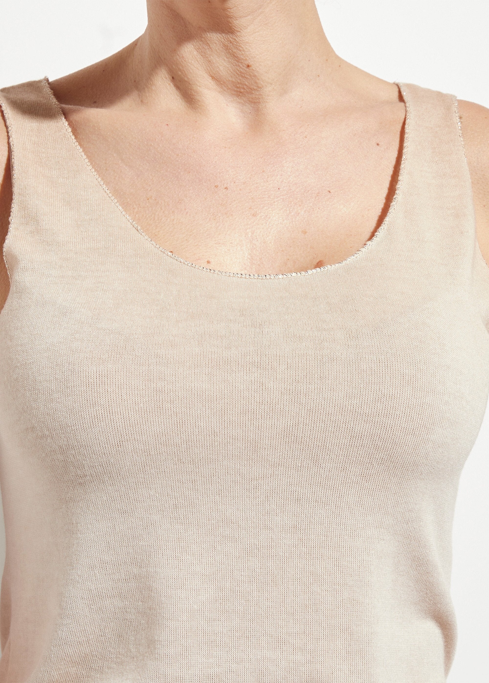 Tanktop_met_V-hals_in_fijn_breisel_Sable_DE1_slim