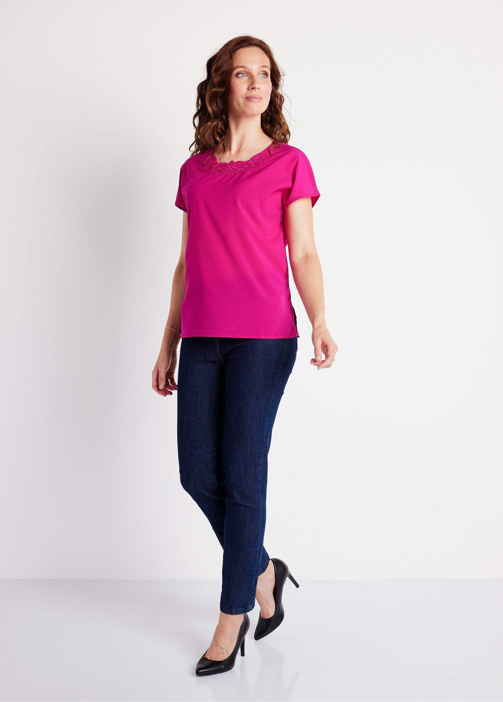 Top_met_lange_mouwen_en_borduursel_in_ronde_hals_Fuchsia_SF1_slim