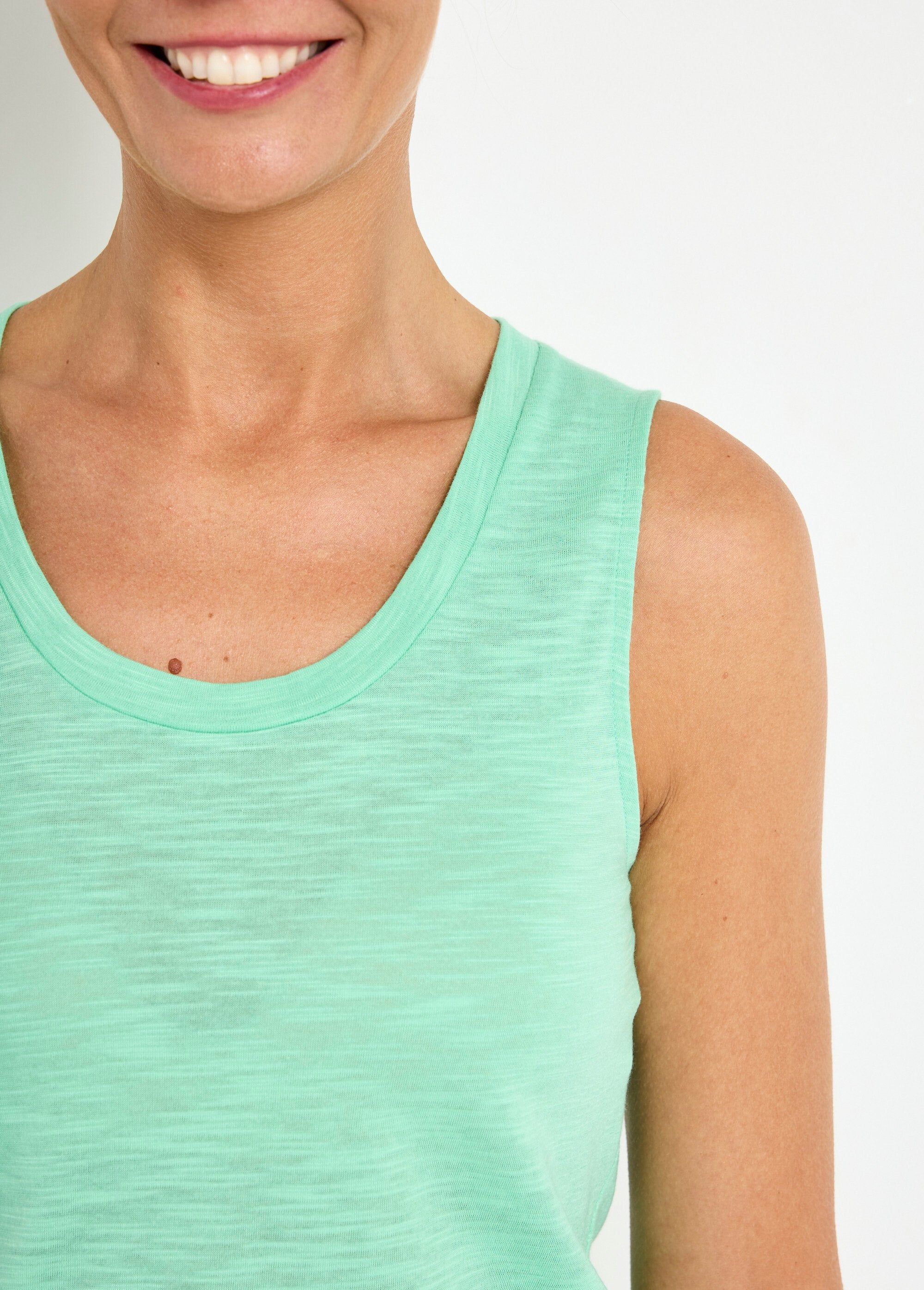 Gevlamde_gebreide_tanktop_met_ballerinakraag_Vert_DE1_slim