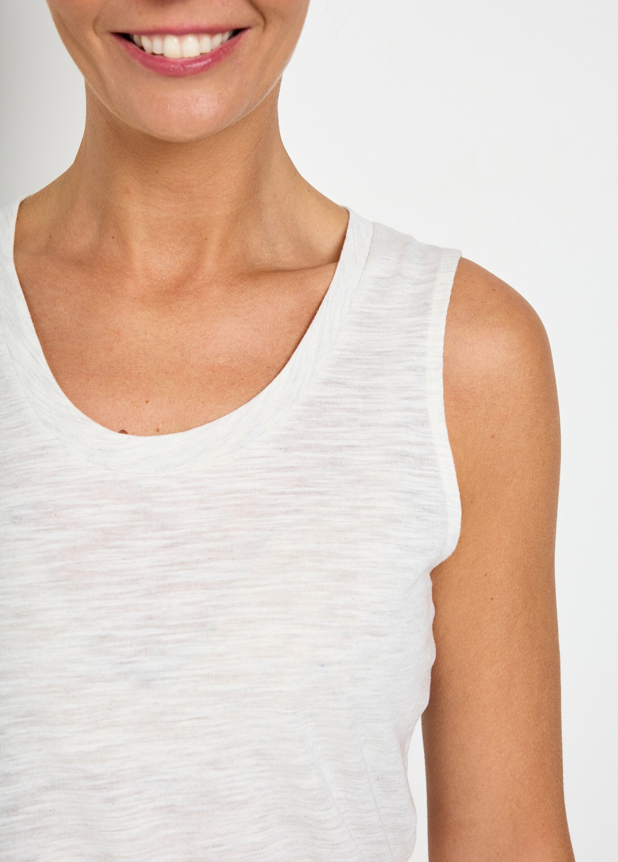 Gevlamde_gebreide_tanktop_met_ballerinakraag_Gris_clair_DE1_slim