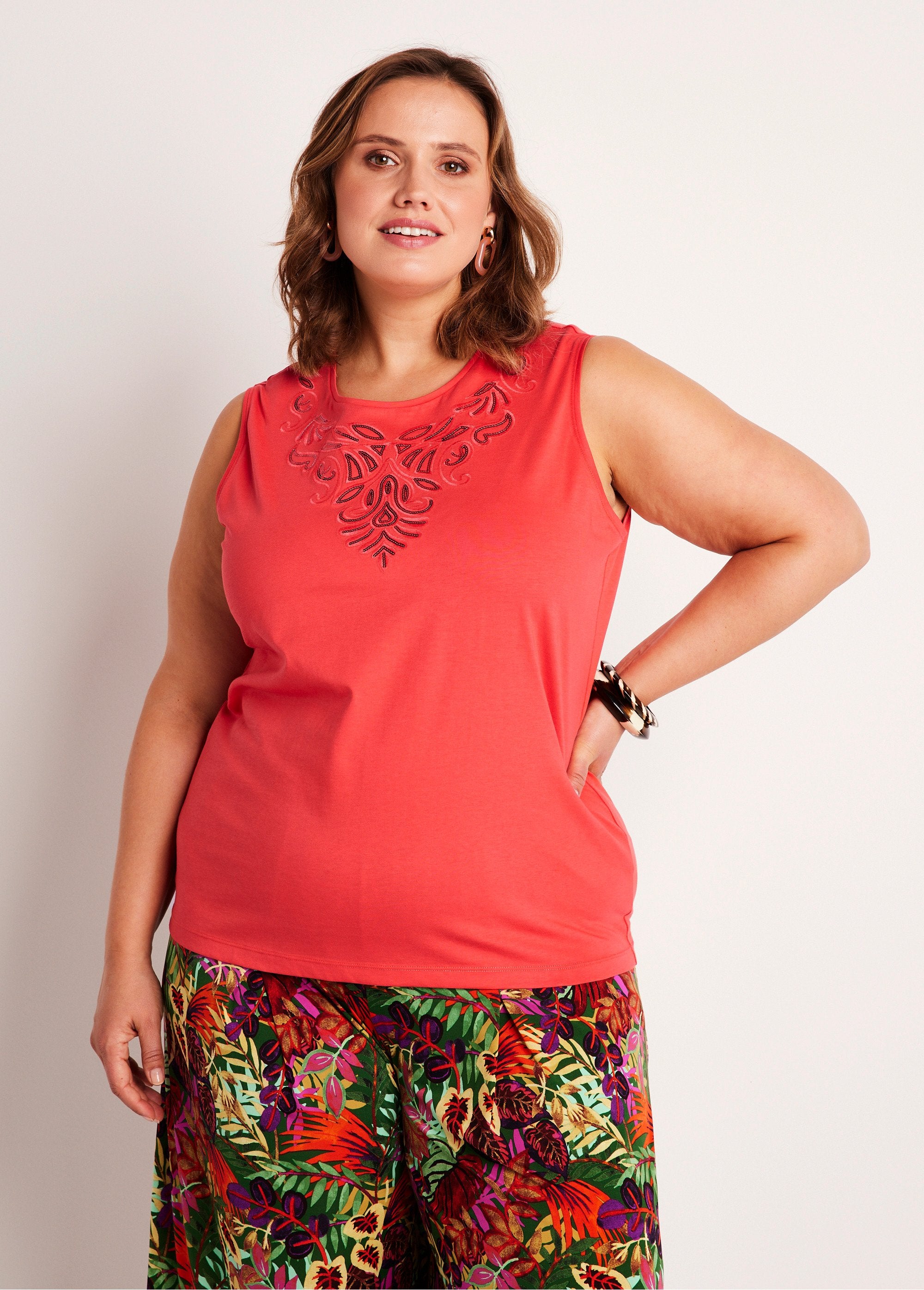 Effen_korte_tanktop_met_paillettenborduursel_ORANJE_FA1_curvy