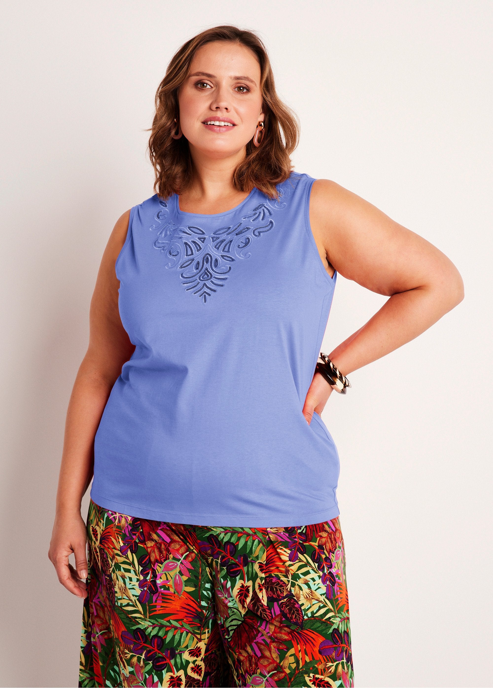 Effen_korte_tanktop_met_paillettenborduursel_BLAUW_FA1_curvy