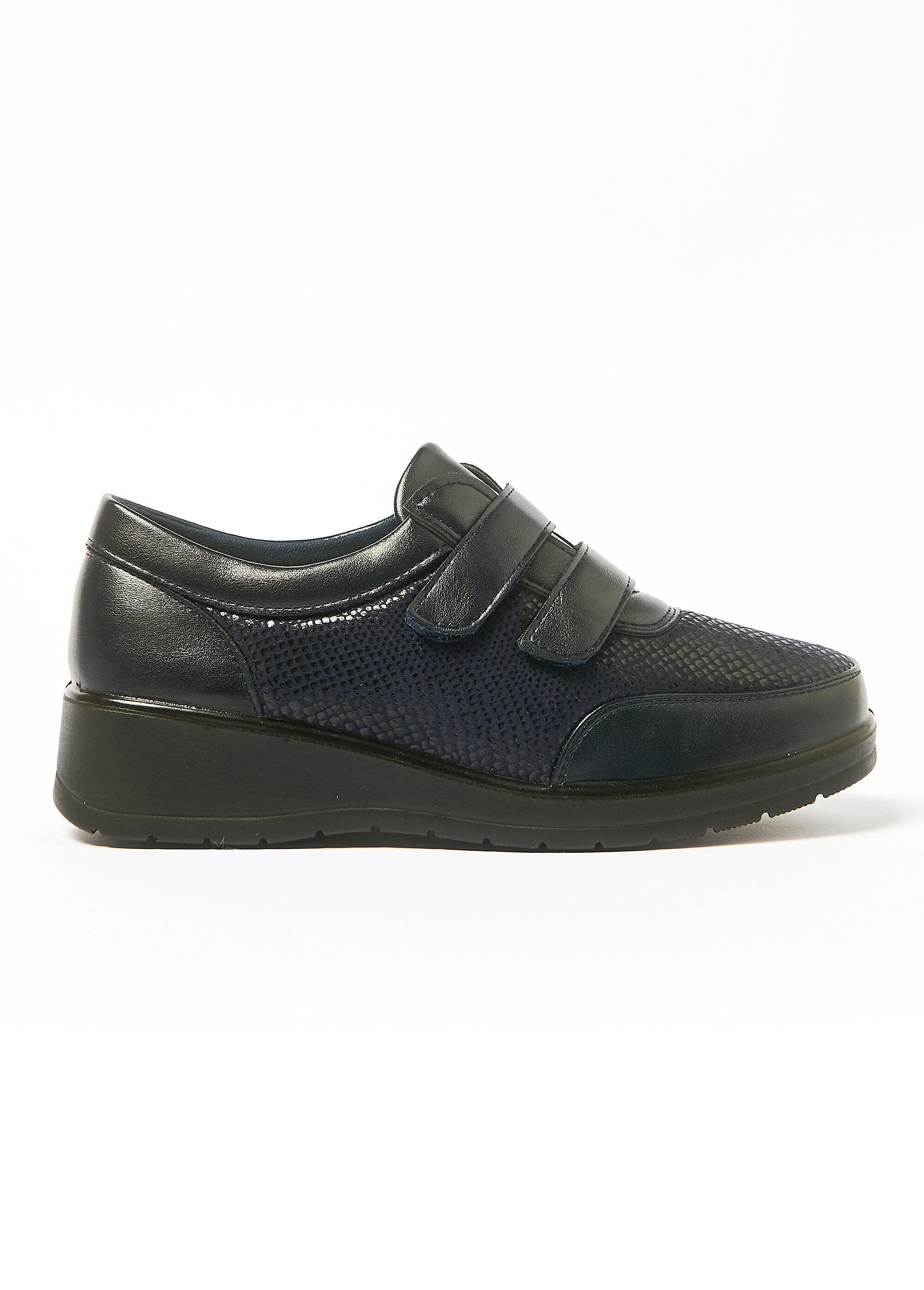 Derbies_met_klittenbandsluiting_en_sleehak_Marine_DR1_slim