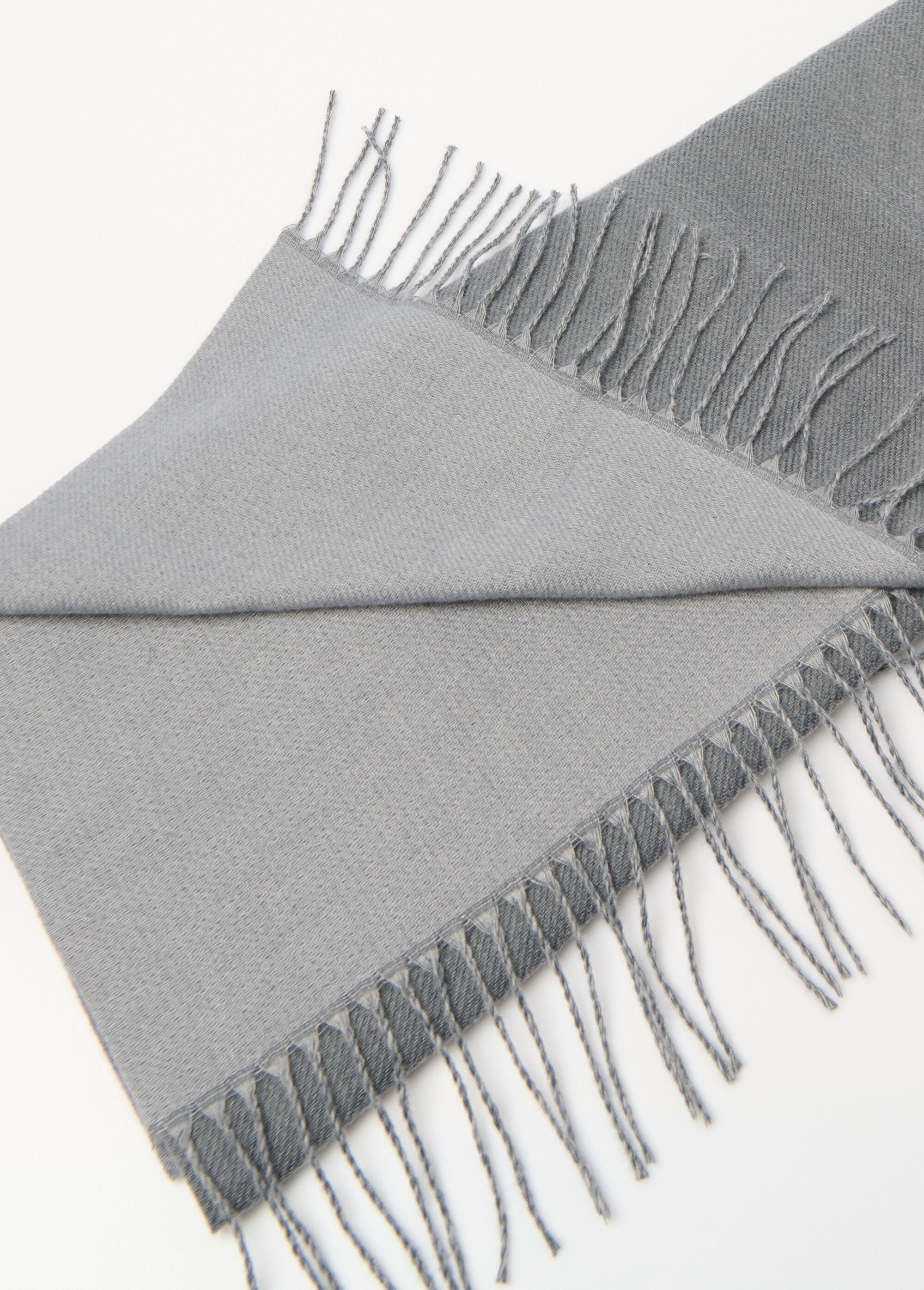 Tweekleurige_sjaal_met_franjes_Gris_DE1_slim