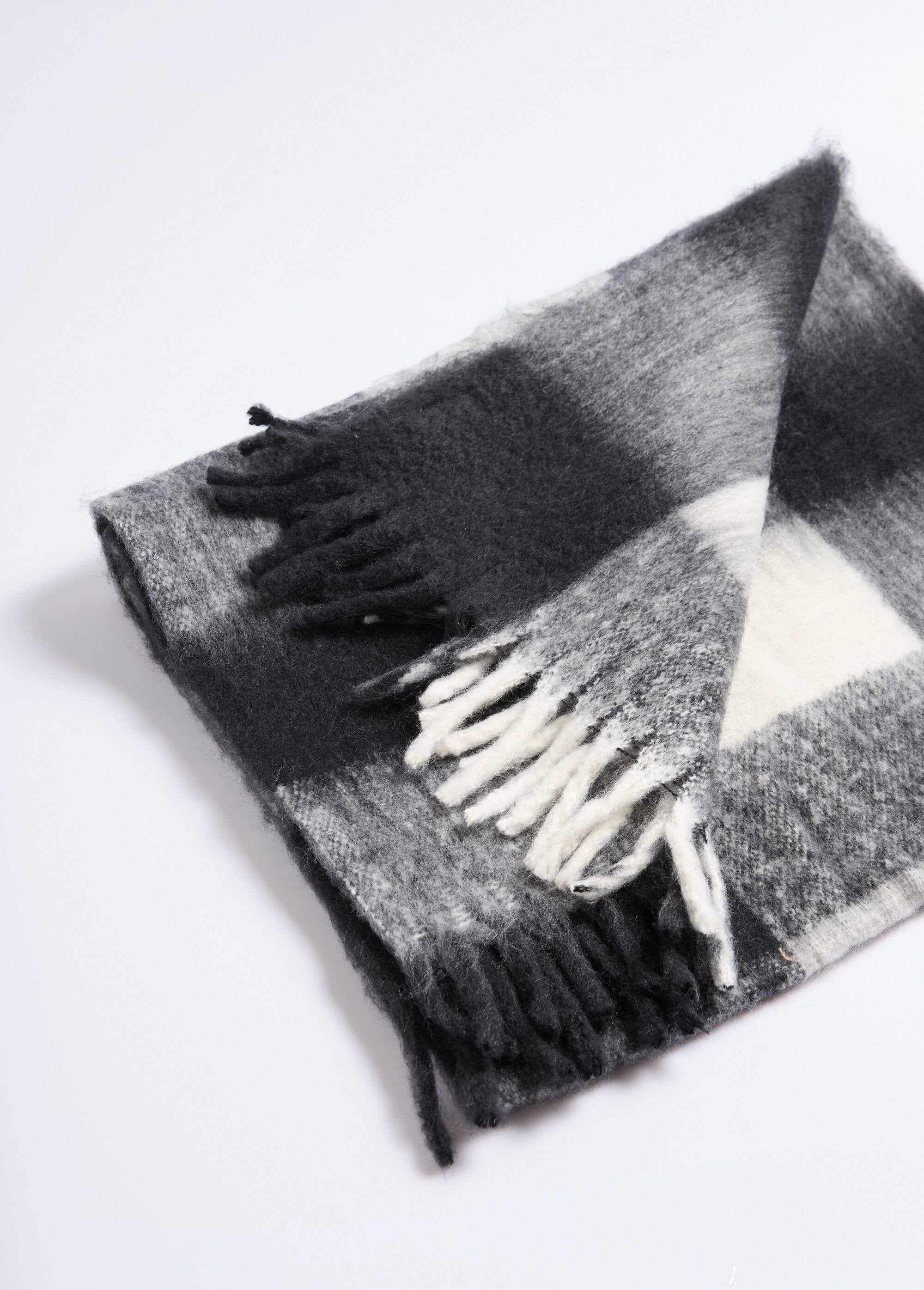Warme_geruite_sjaal_met_franjes_Carreau_noir_DE1_slim