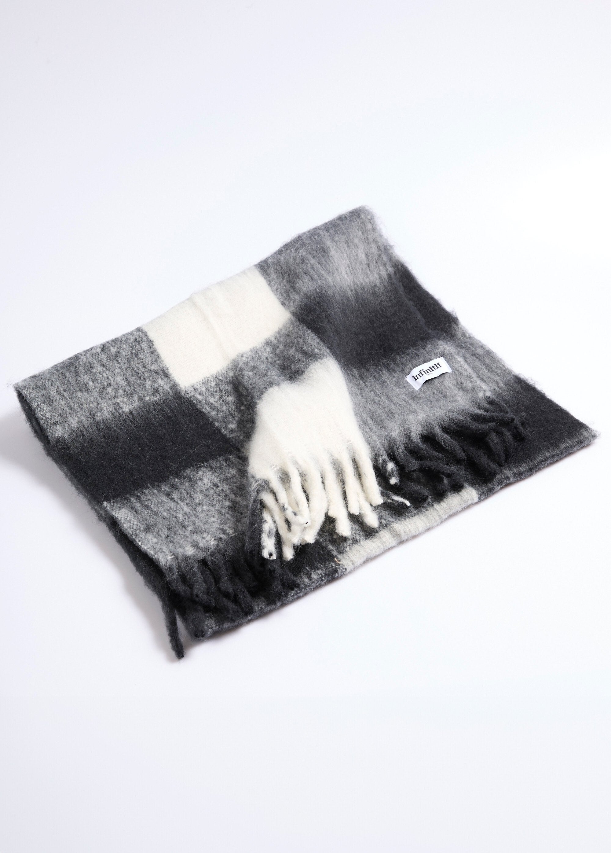 Warme_geruite_sjaal_met_franjes_Carreau_noir_FA1_slim