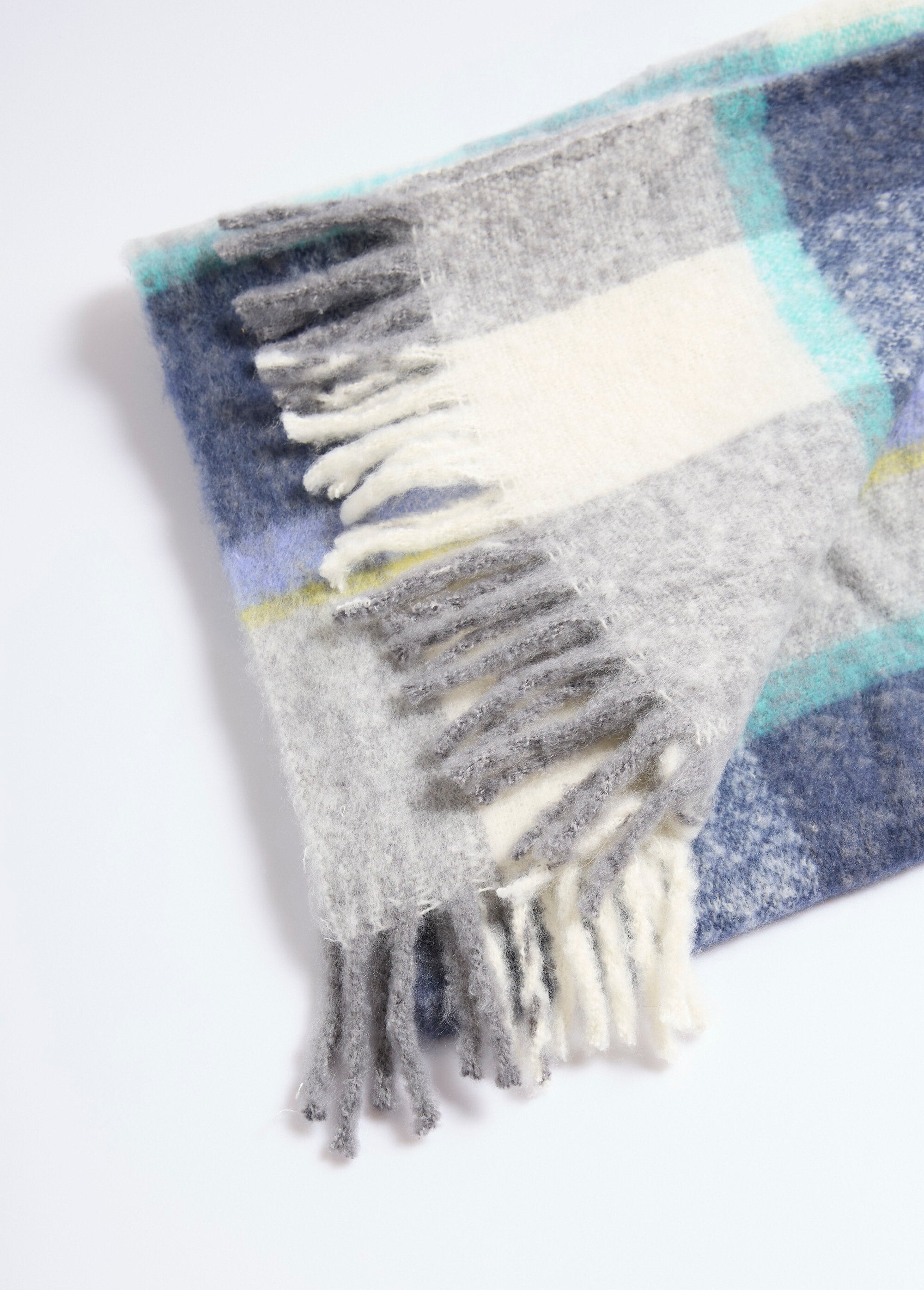 Warme_geruite_sjaal_met_franjes_Carreau_bleu_DE1_slim