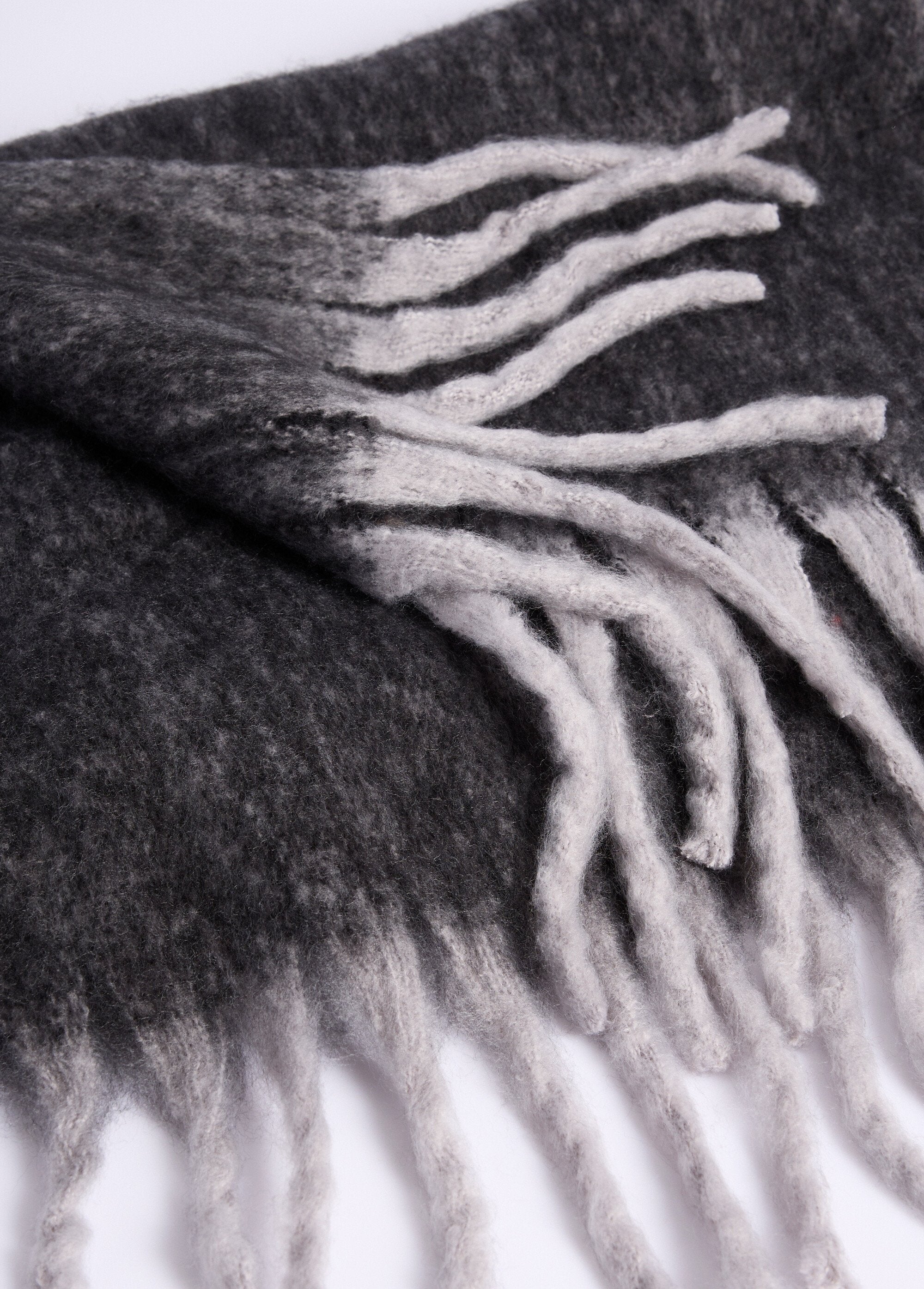 Echarpe_douce_avec_franges_contrastées_Noir_DE1_slim