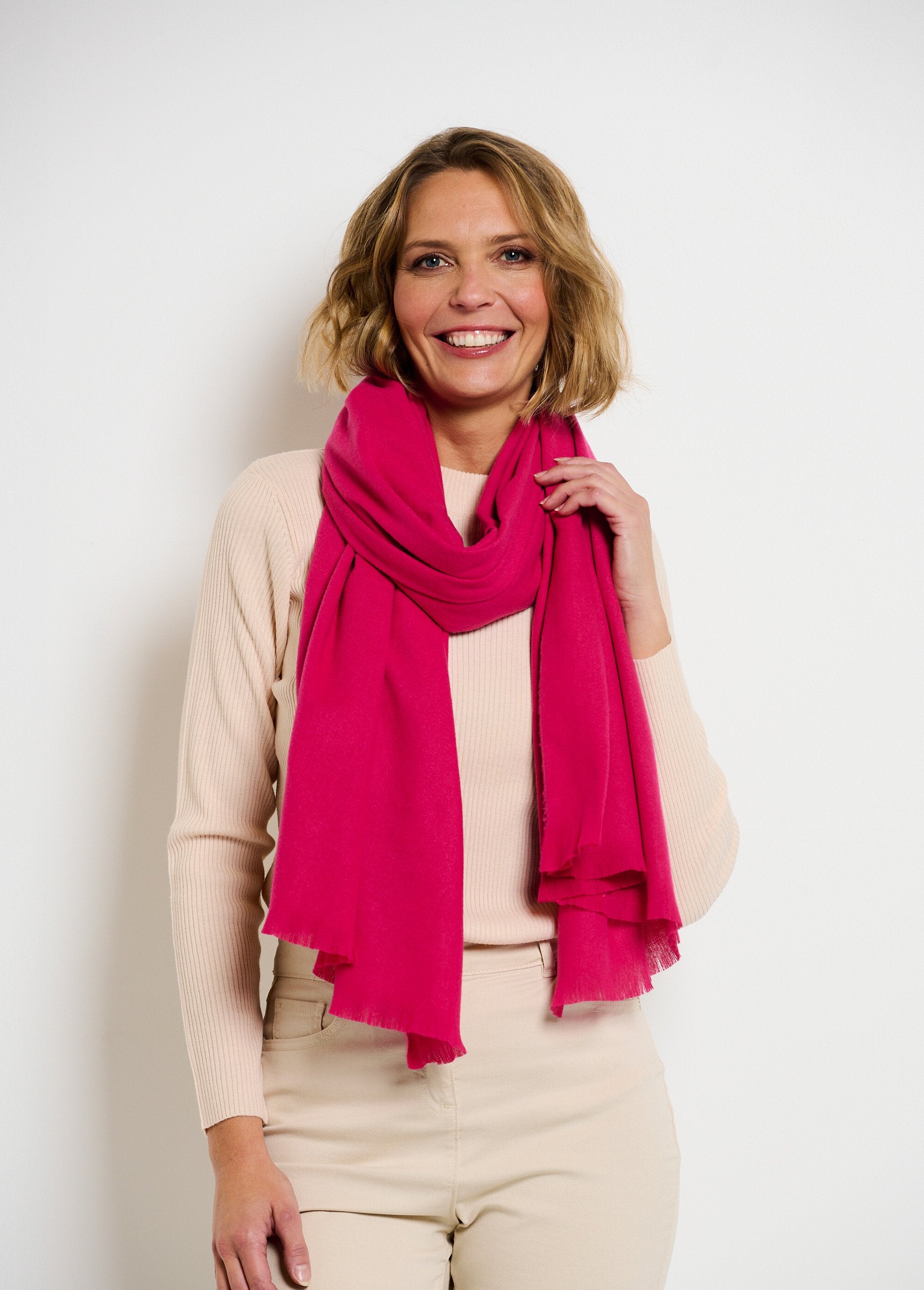 Trendy_warme_sjaal_met_kleine_franjes_Fuchsia_FA1_slim