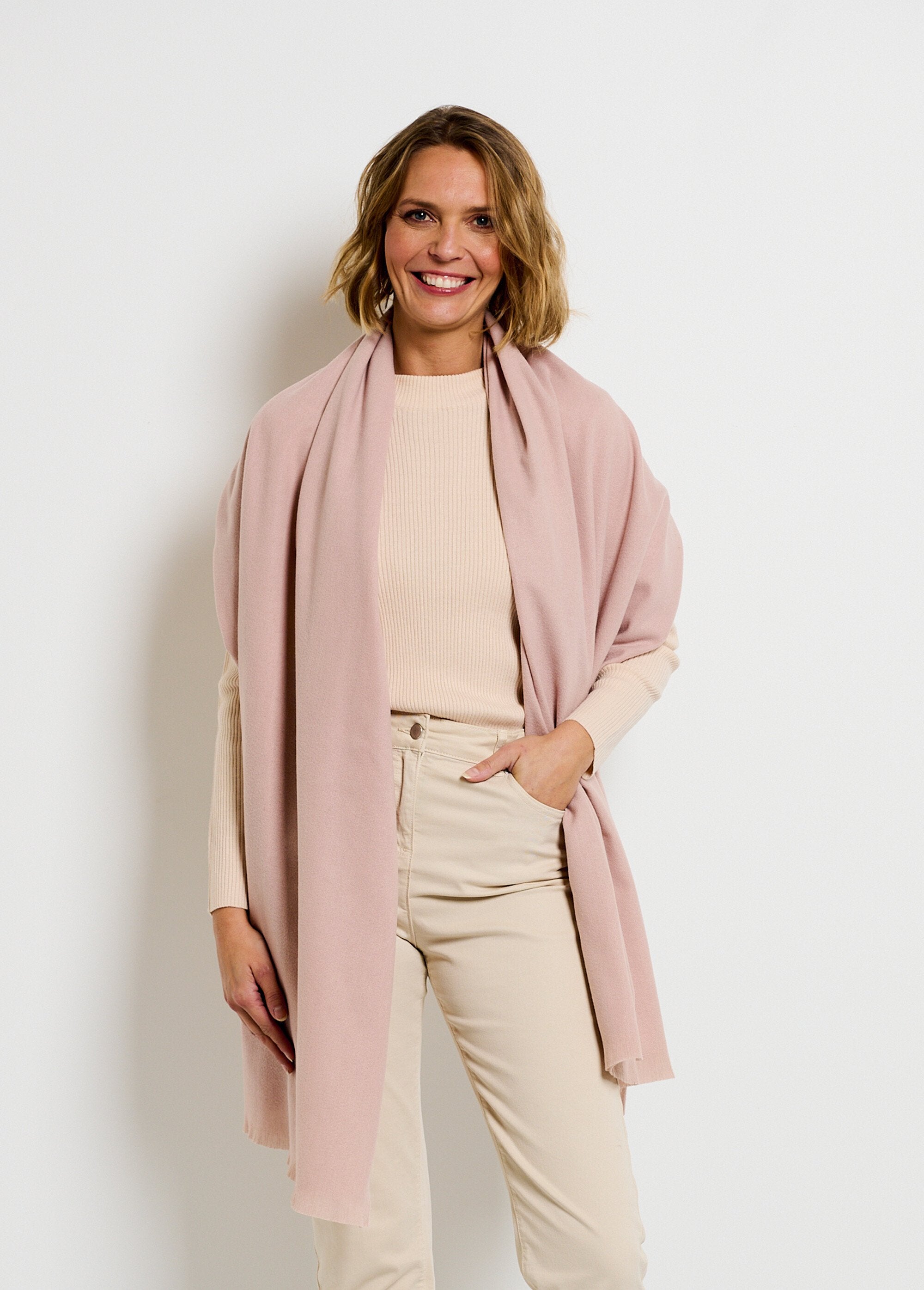 Trendy_warme_sjaal_met_kleine_franjes_Rose_nude_FA2_slim