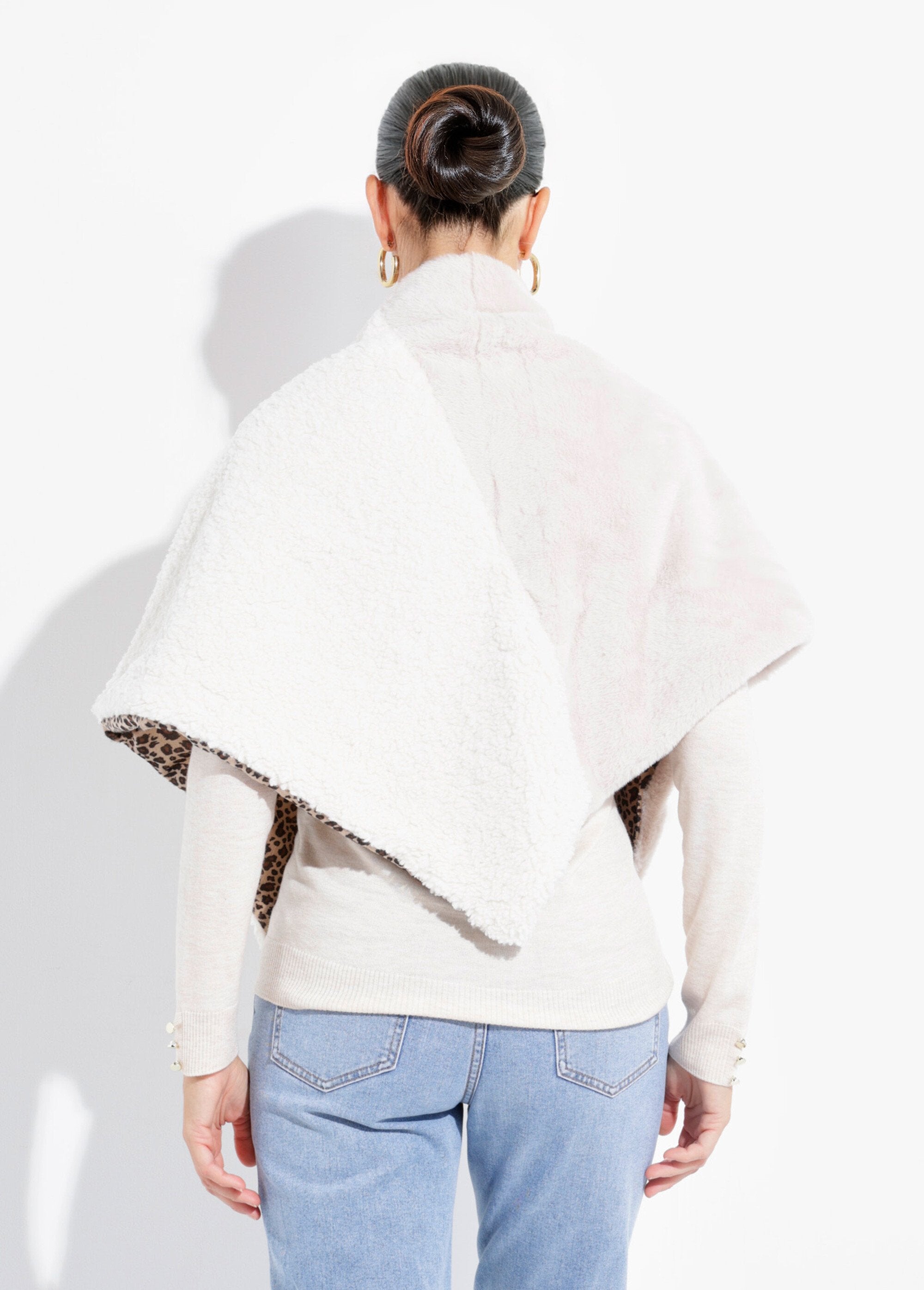 Triangelsjaal_om_in_imitatiebont_te_knopen_Ecru_DO1_slim