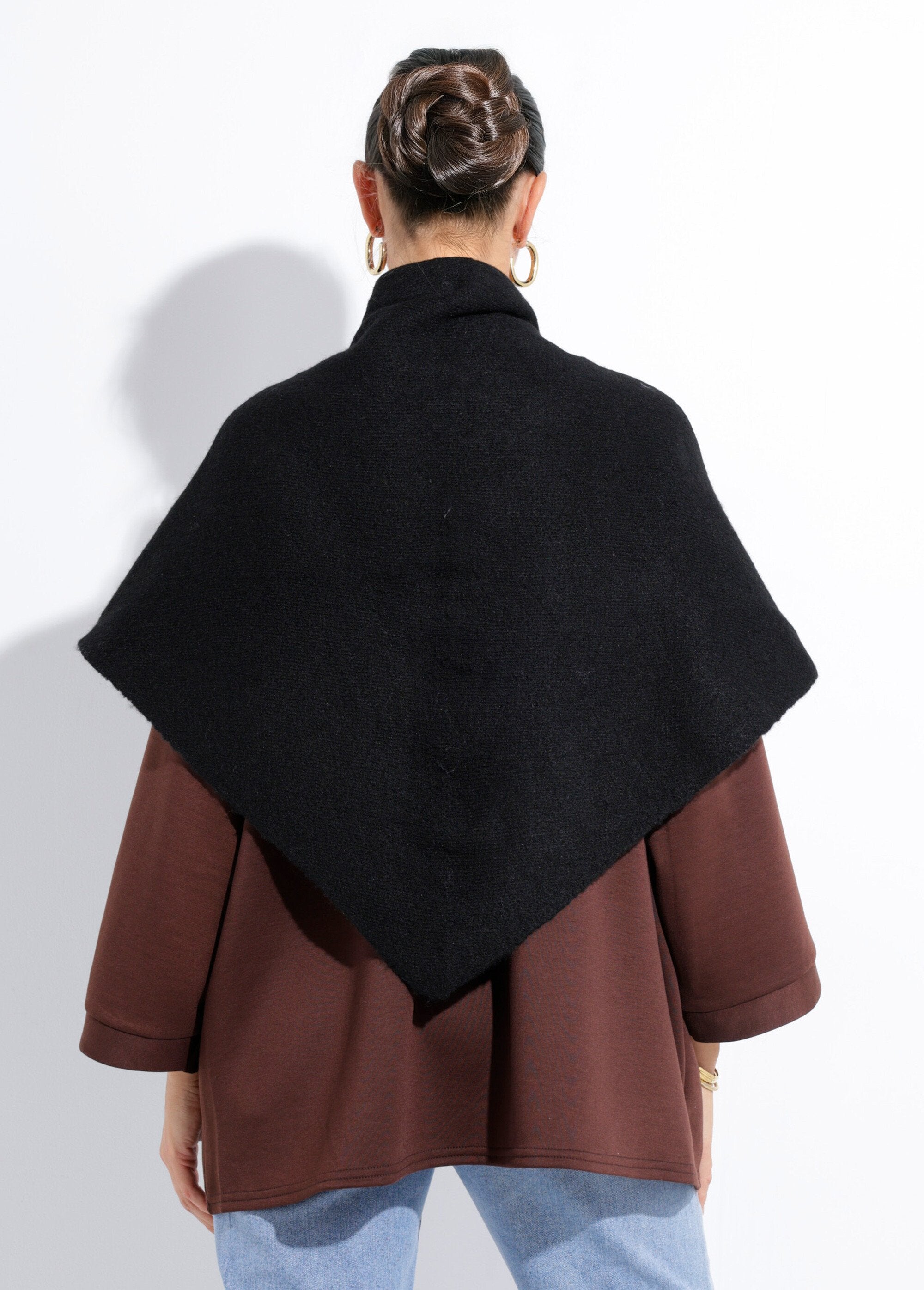 Warme_driehoekige_sjaal,_gebreid_wol_Noir_DO1_slim