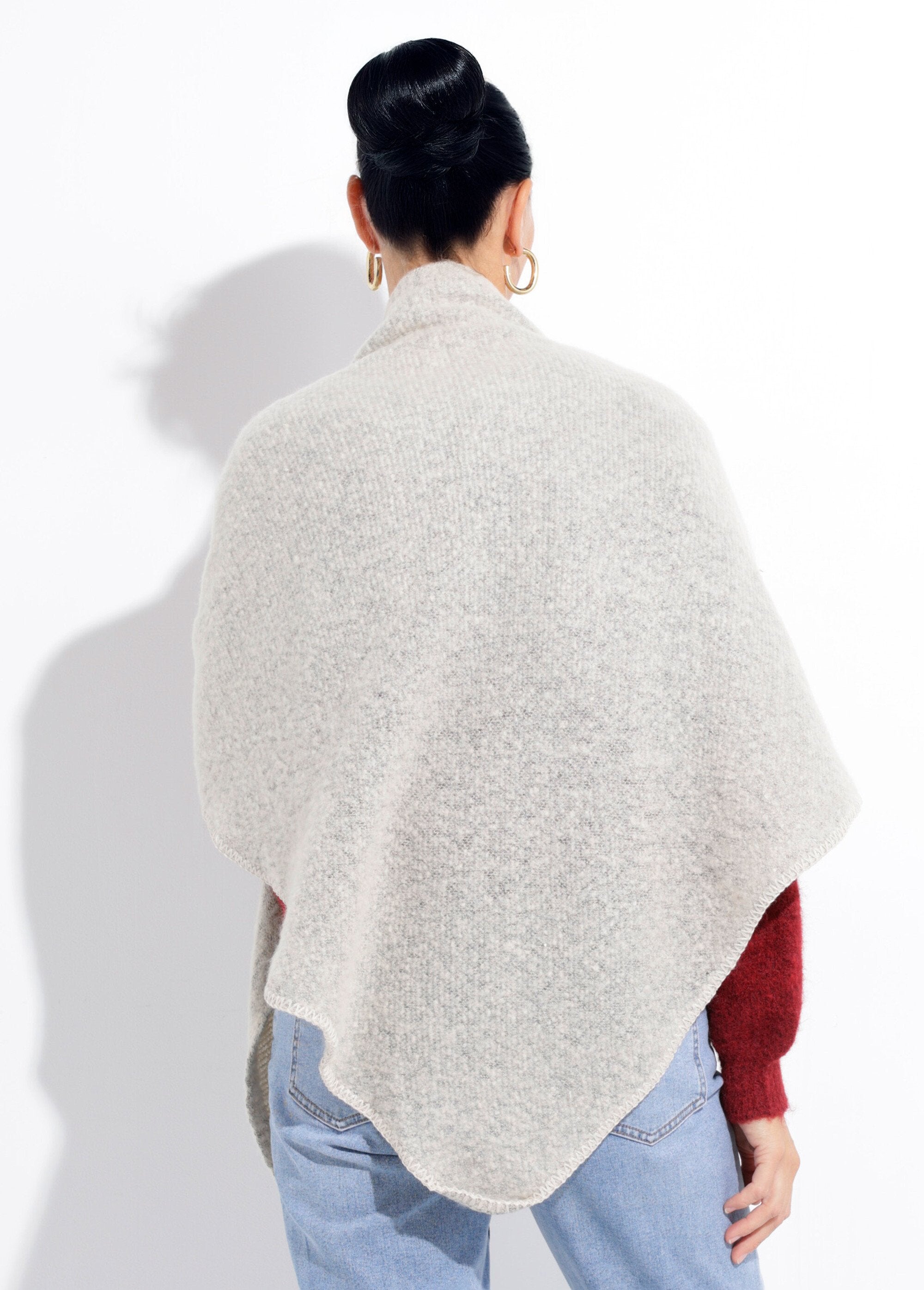 Zachte_en_warme_gebreide_driehoeksjaal_Beige_chine_DO1_slim