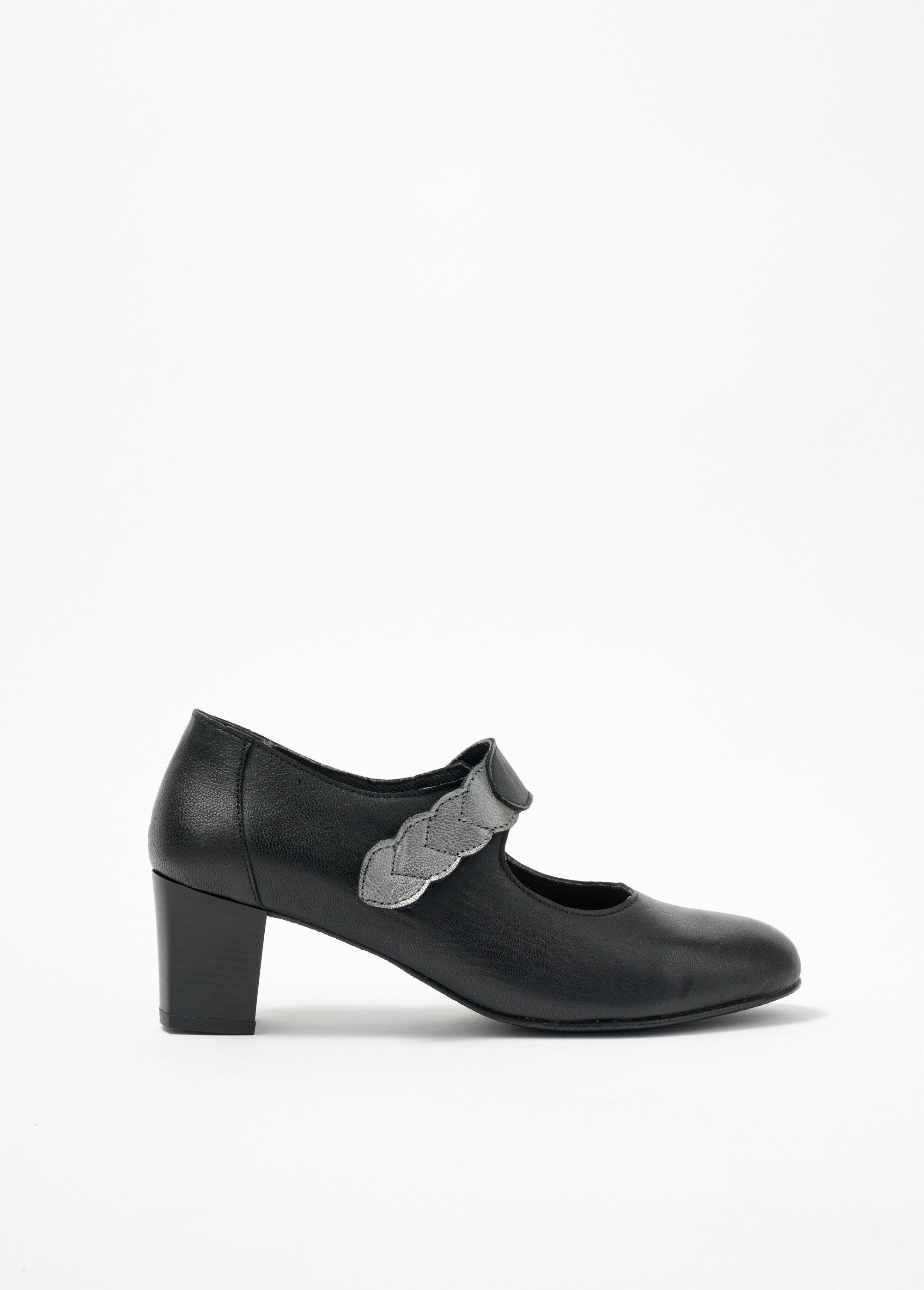 Pumps_met_hak_in_comfortabele_wijdte_met_leren_klittenbandsluiting_Noir_DR1_slim