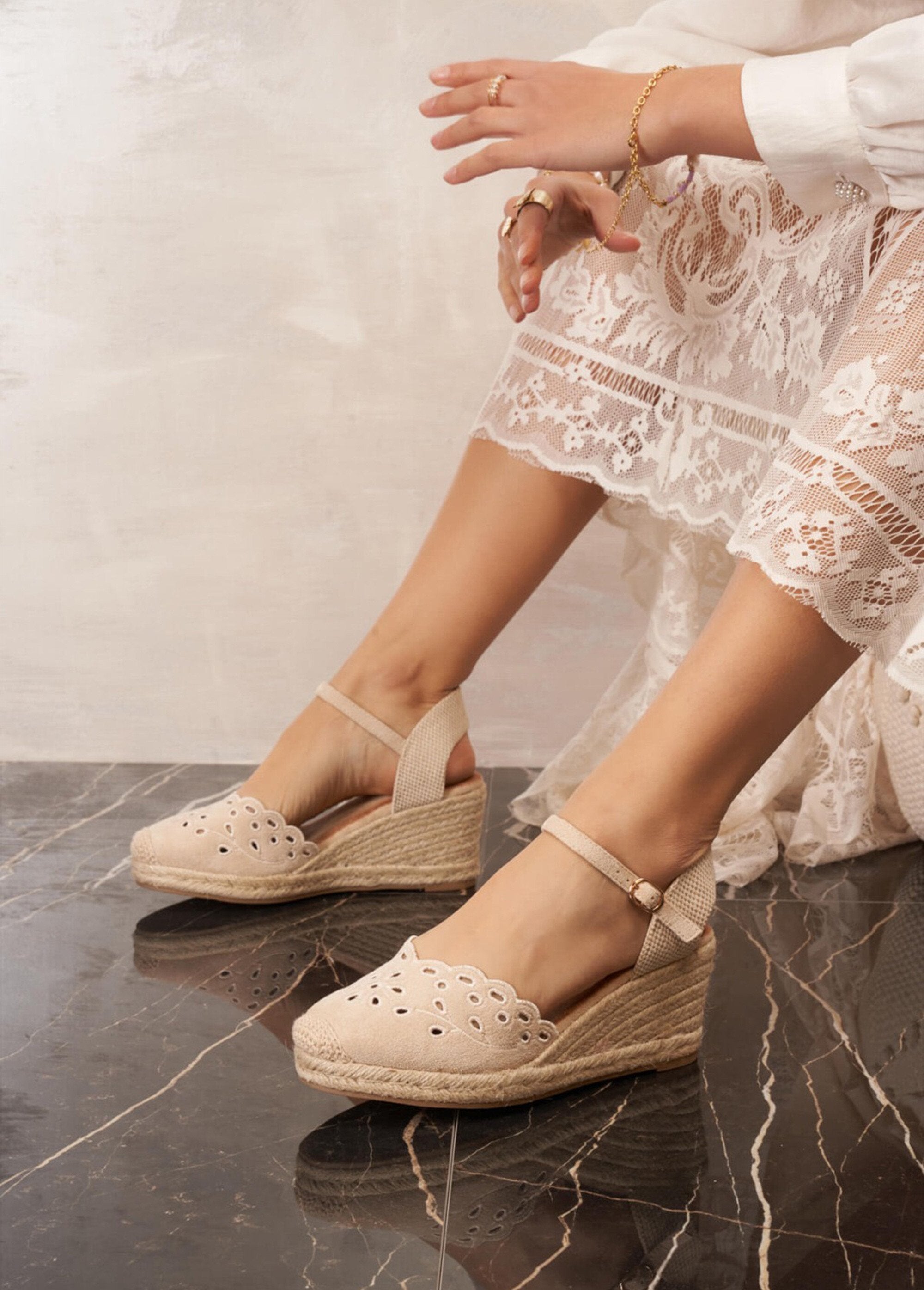Espadrilles_met_opengewerkte_details_Beige_SF1_slim