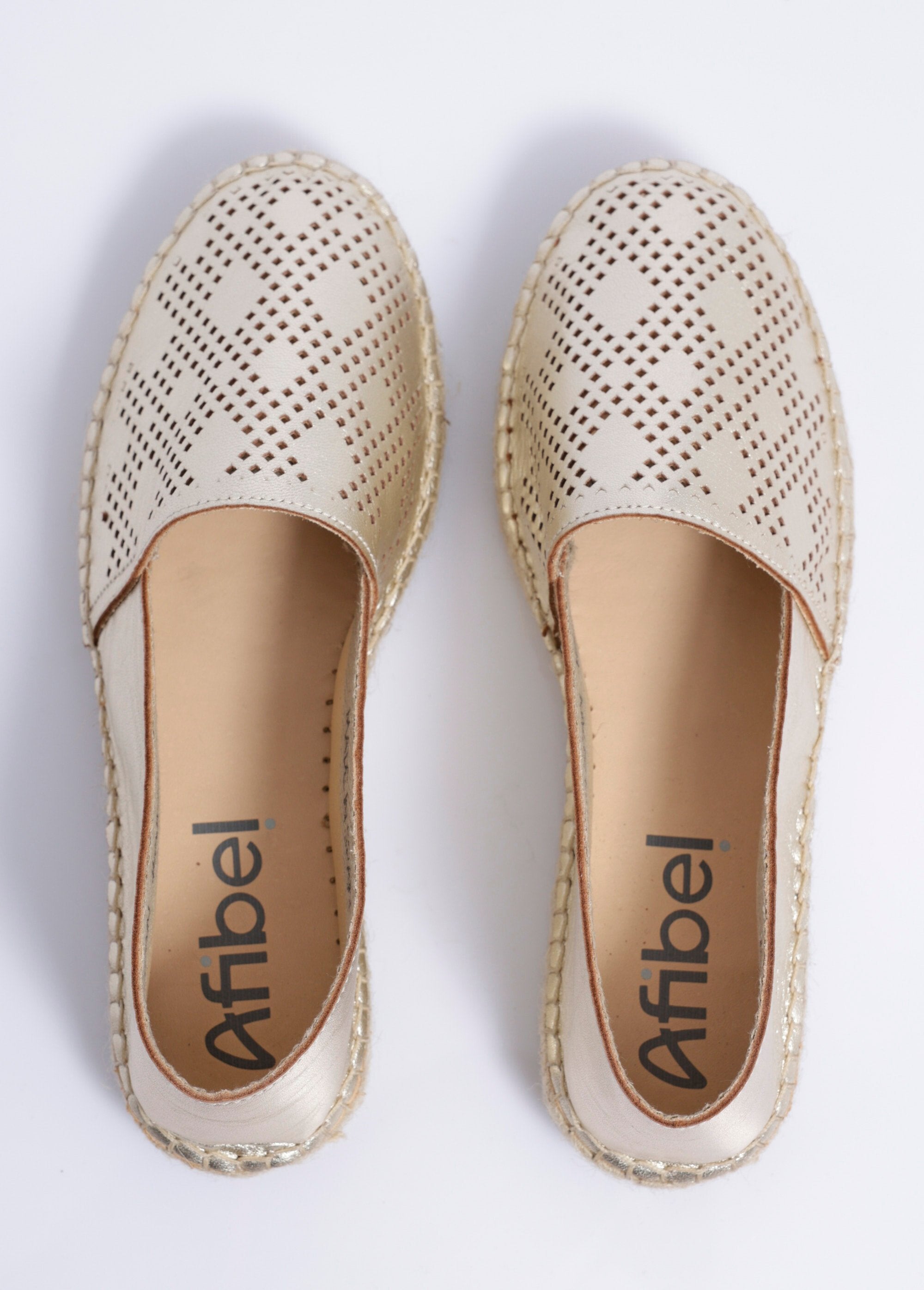 Espadrilles_plates_cuir_perforé_semelles_corde_Dore_OV1_slim
