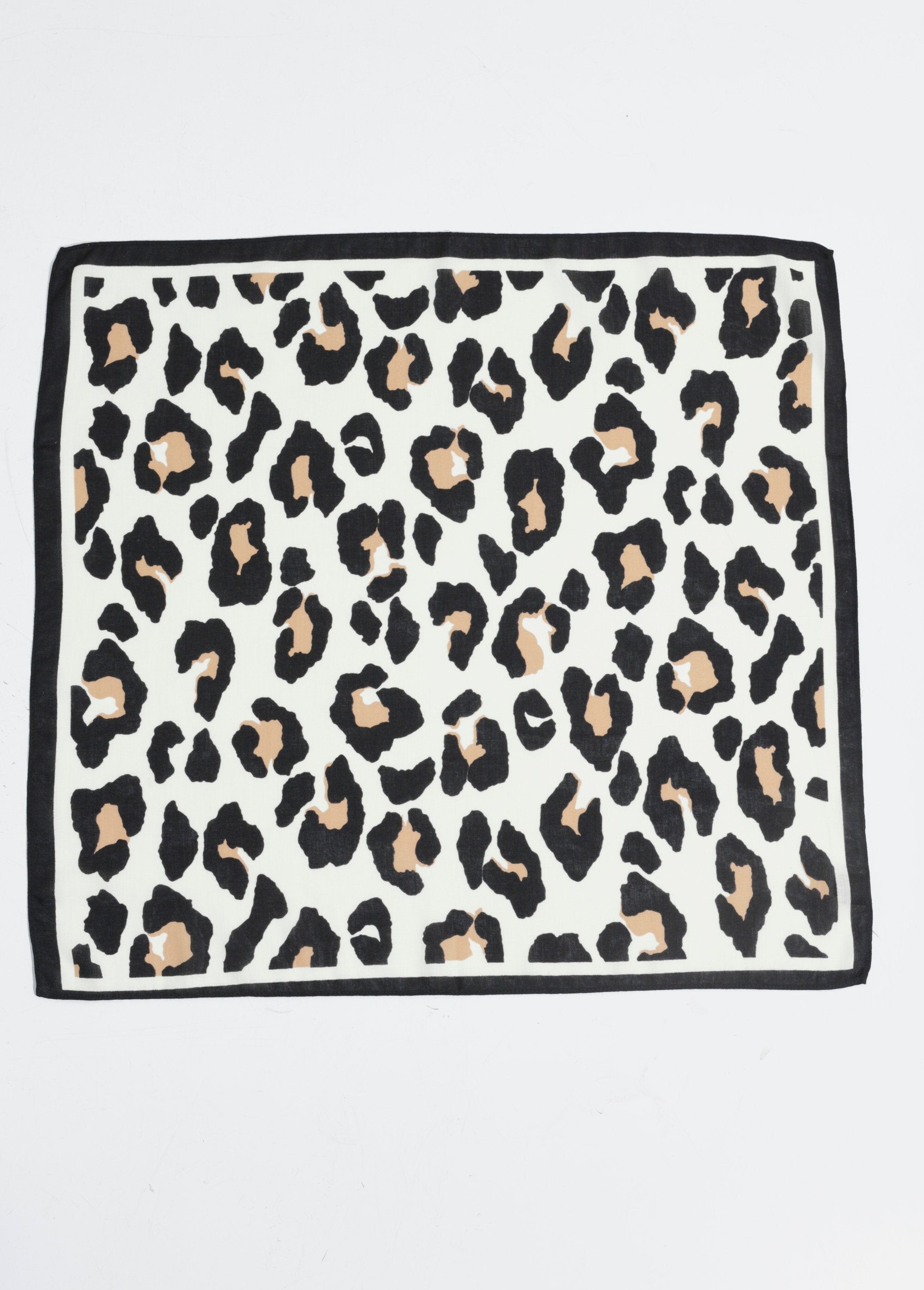 Vierkante_sjaal_met_luipaardprint_Leopard_noir_DE1_slim