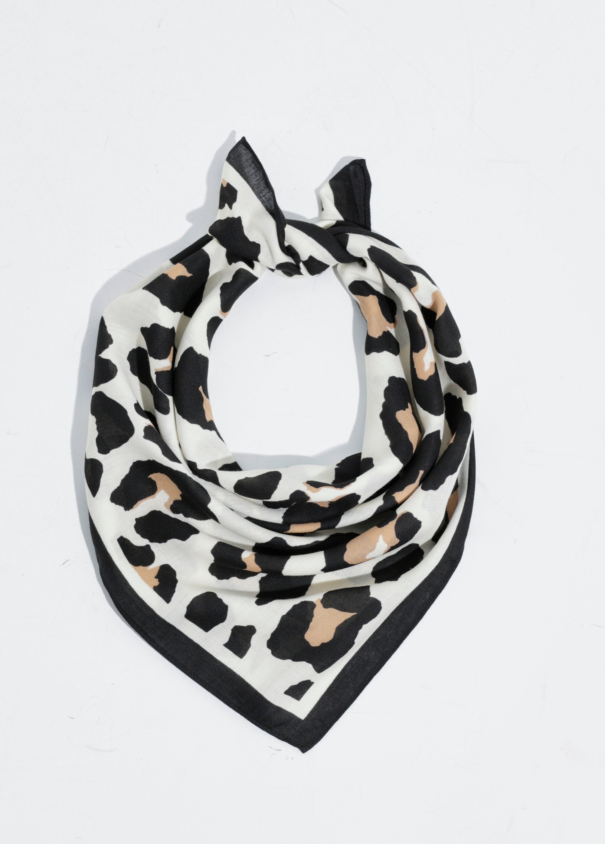 Vierkante_sjaal_met_luipaardprint_Leopard_noir_FA1_slim