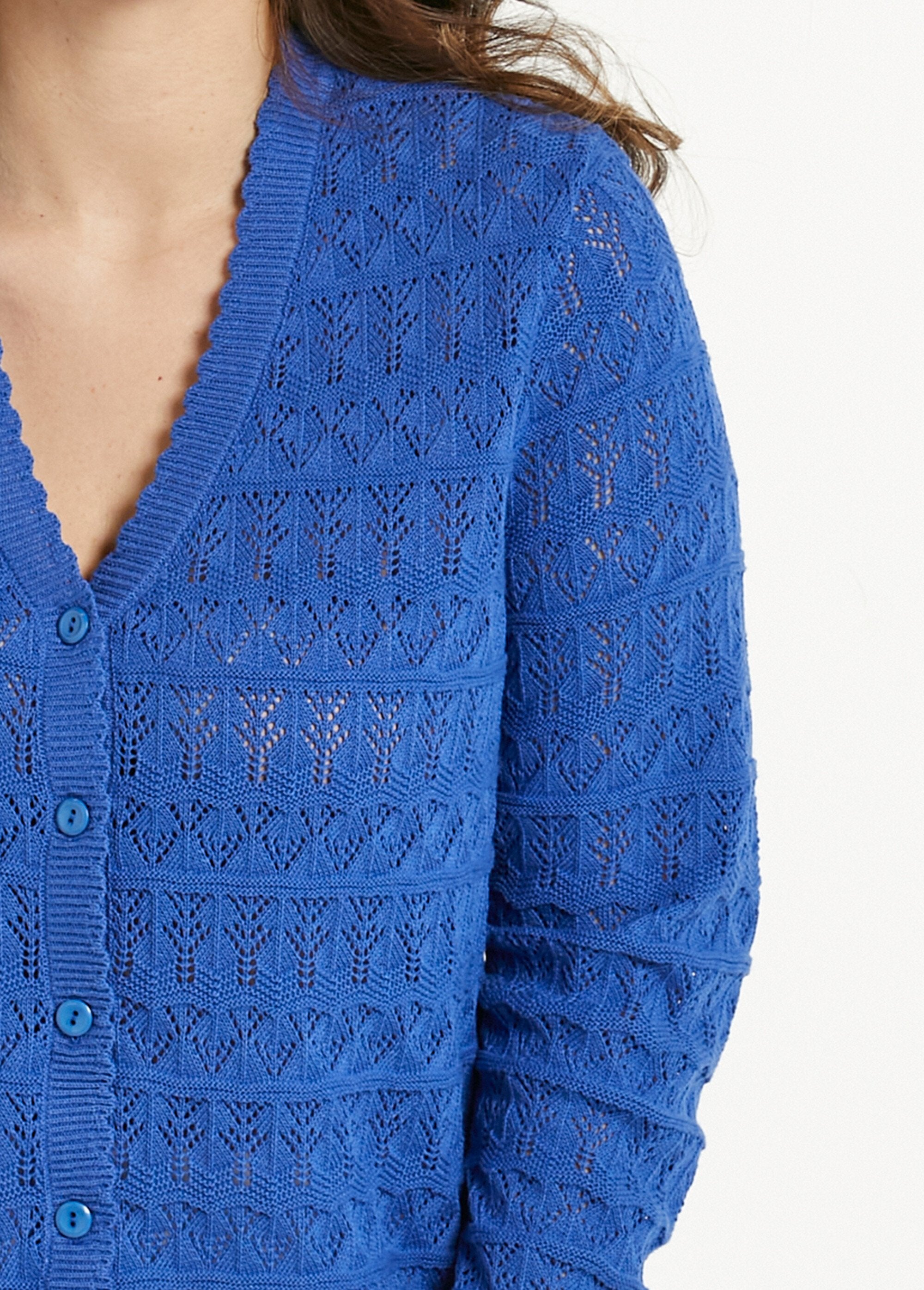 Opengewerkt_V-hals_vest_met_knopen_van_katoenmix_Bleu_DE1_curvy