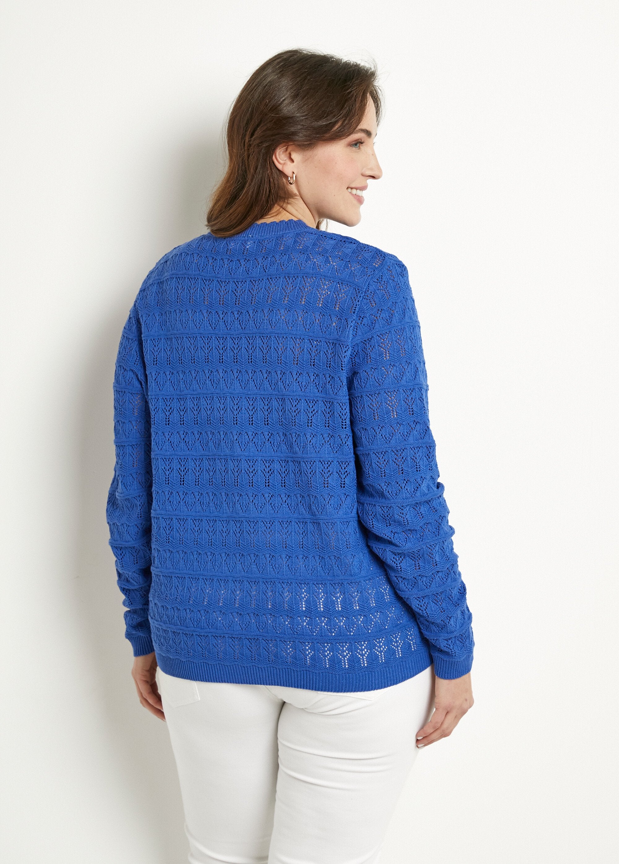 Opengewerkt_V-hals_vest_met_knopen_van_katoenmix_Bleu_DO1_curvy