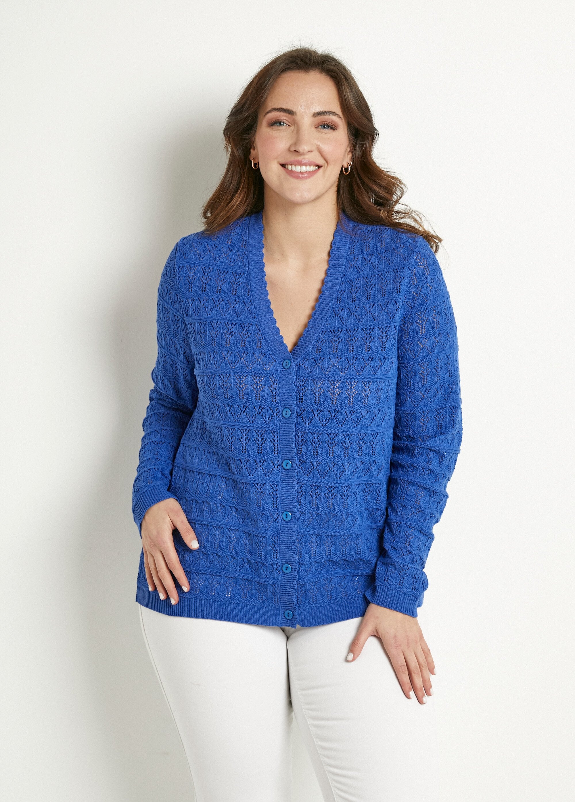 Opengewerkt_V-hals_vest_met_knopen_van_katoenmix_Bleu_FA1_curvy