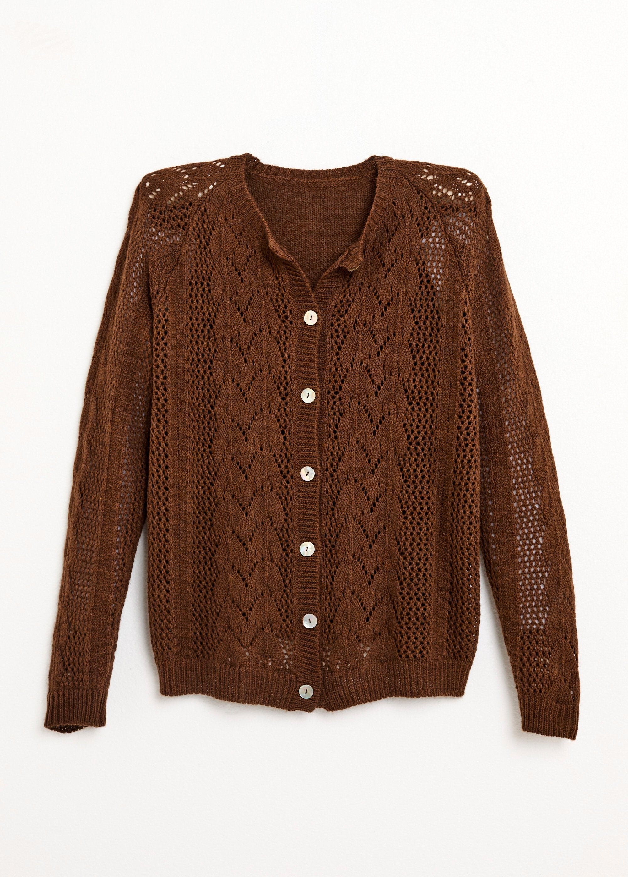 Opengewerkt_vest_met_knopen_in_wol_en_kasjmier_Noisette_AP1_slim