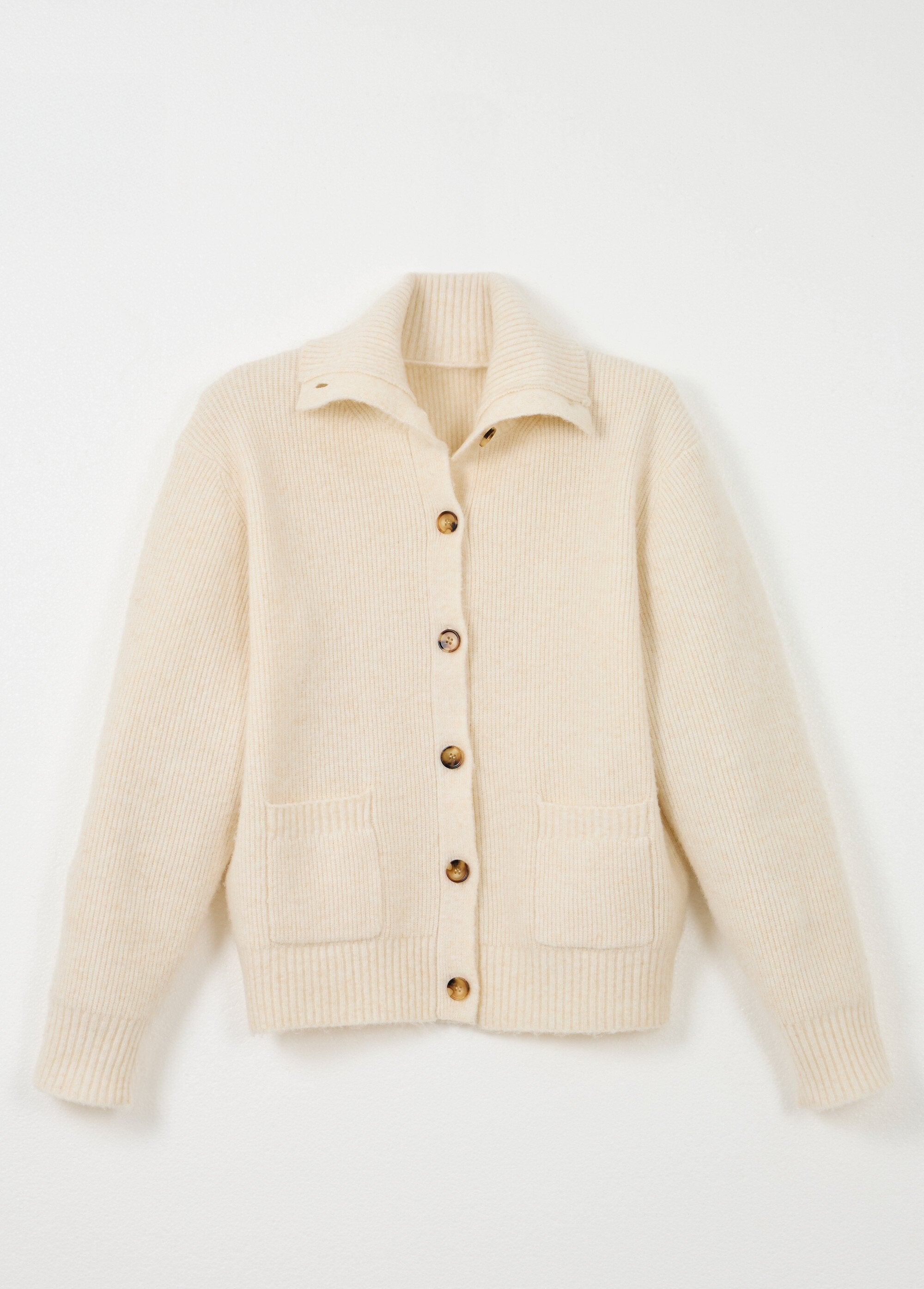 Warm_geribd_vest_met_knopen_van_wol_en_gerecyclede_vezels_Ivoire_AP1_slim