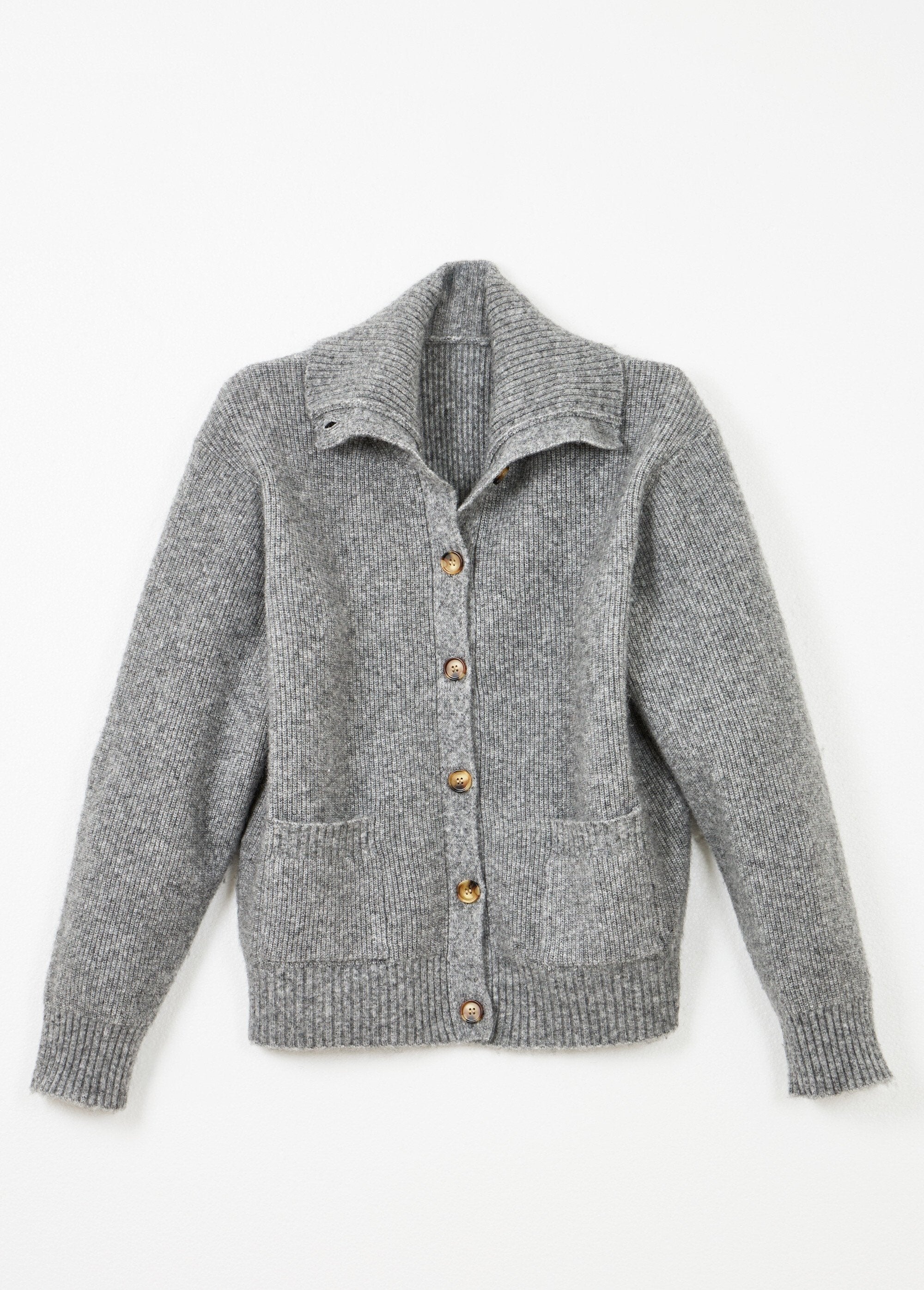 Warm_geribd_vest_met_knopen_van_wol_en_gerecyclede_vezels_Gris_chine_AP1_slim