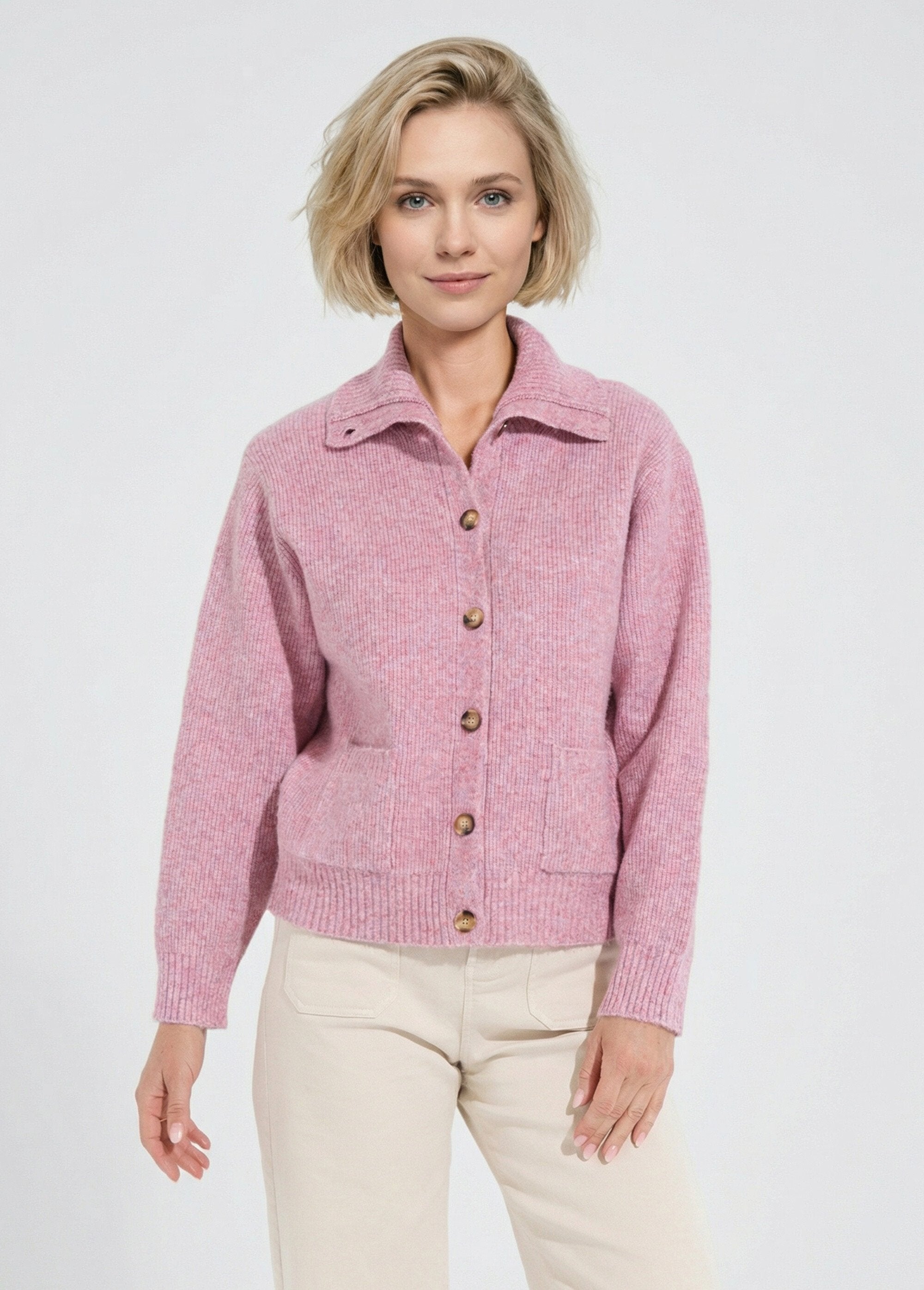 Warm_geribd_vest_met_knopen_van_wol_en_gerecyclede_vezels_Rose_FA1_slim