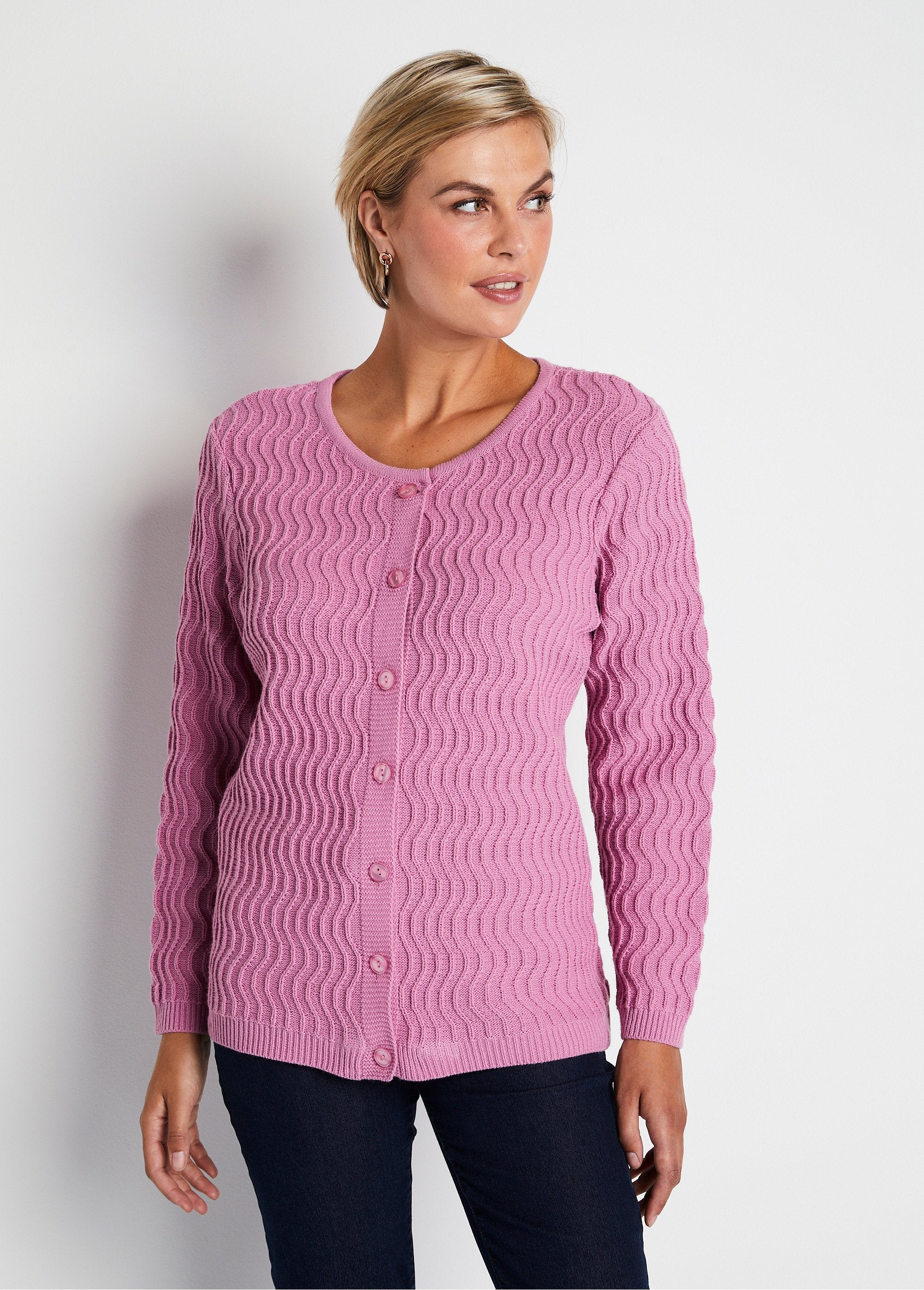 Gebreid_vest_met_korte_knopen_Oud_roze_FA1_slim