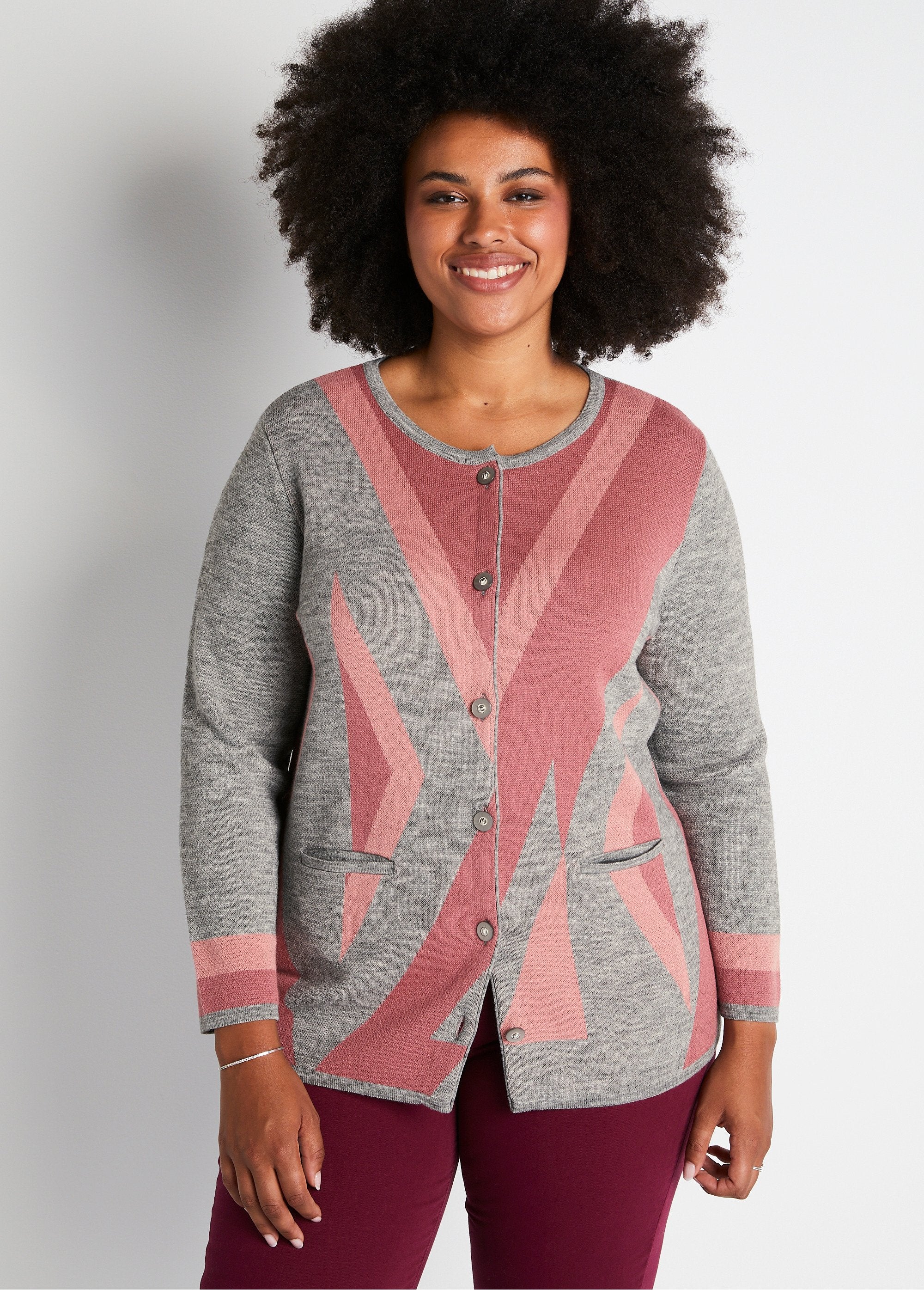 Wollen_vest_met_jacquard_knopen,_halflang_Grijs_en_roze_FA1_curvy