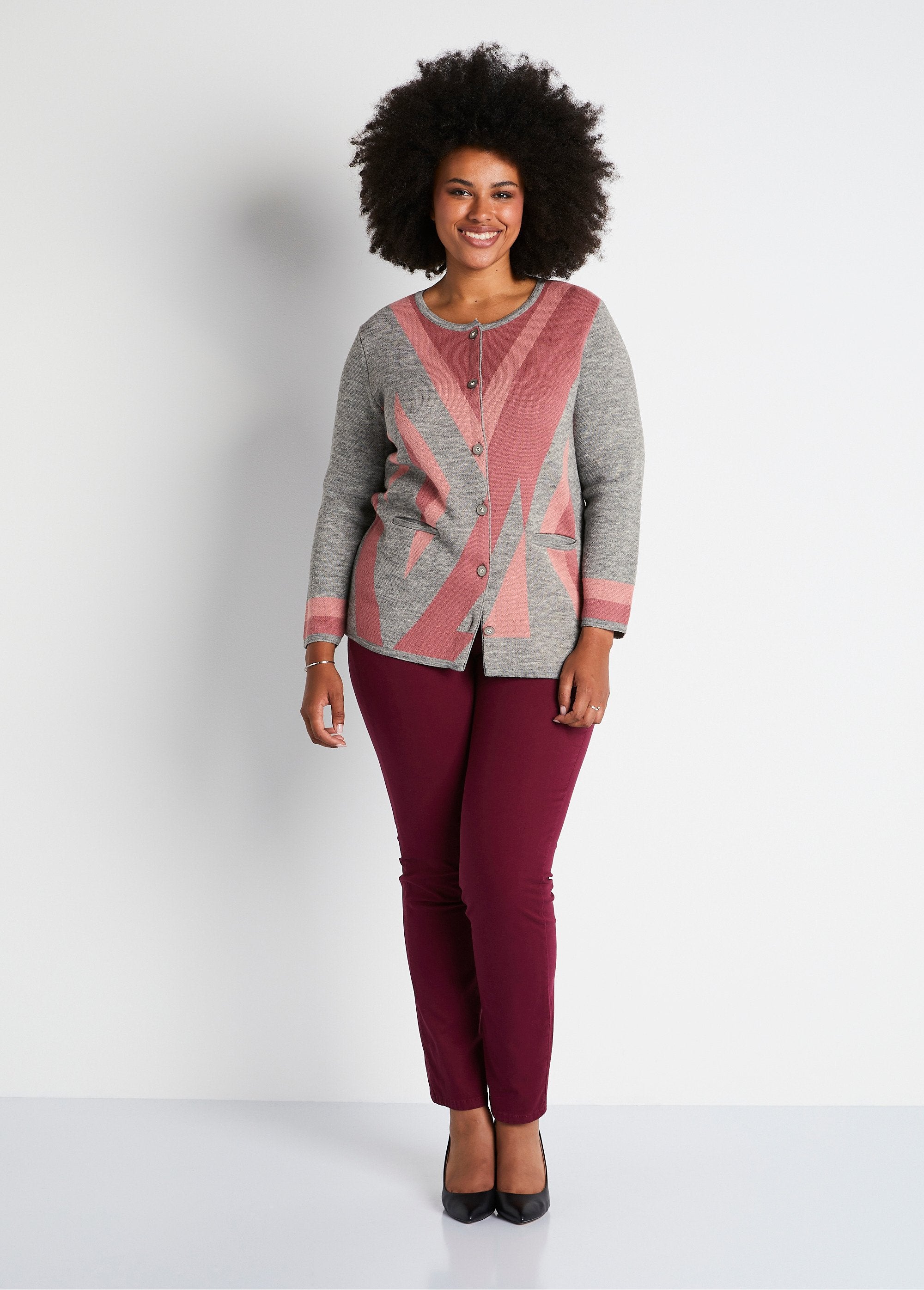 Wollen_vest_met_jacquard_knopen,_halflang_Grijs_en_roze_SF1_curvy