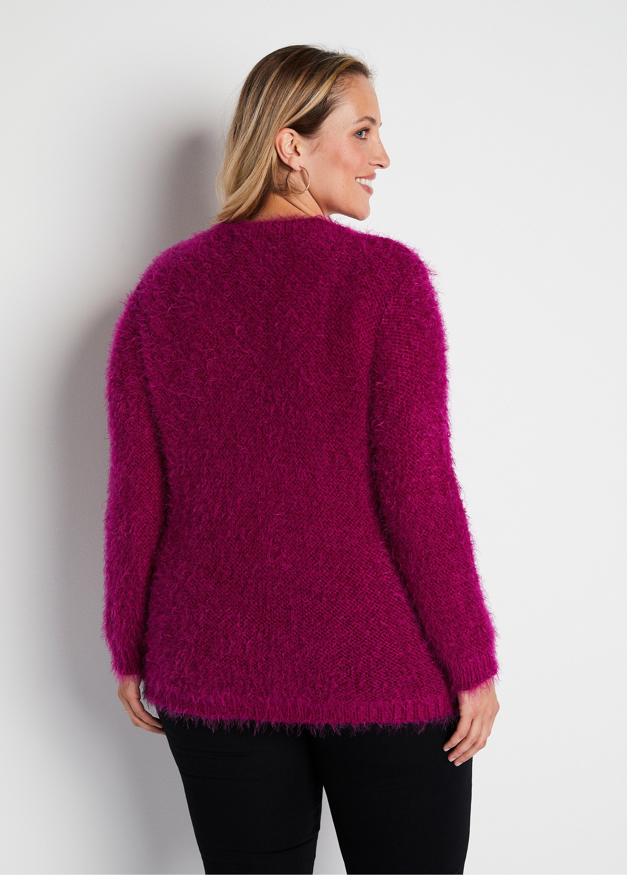 Halflang_vest_met_knopen_in_zacht_breisel_Fuchsia_DO1_curvy