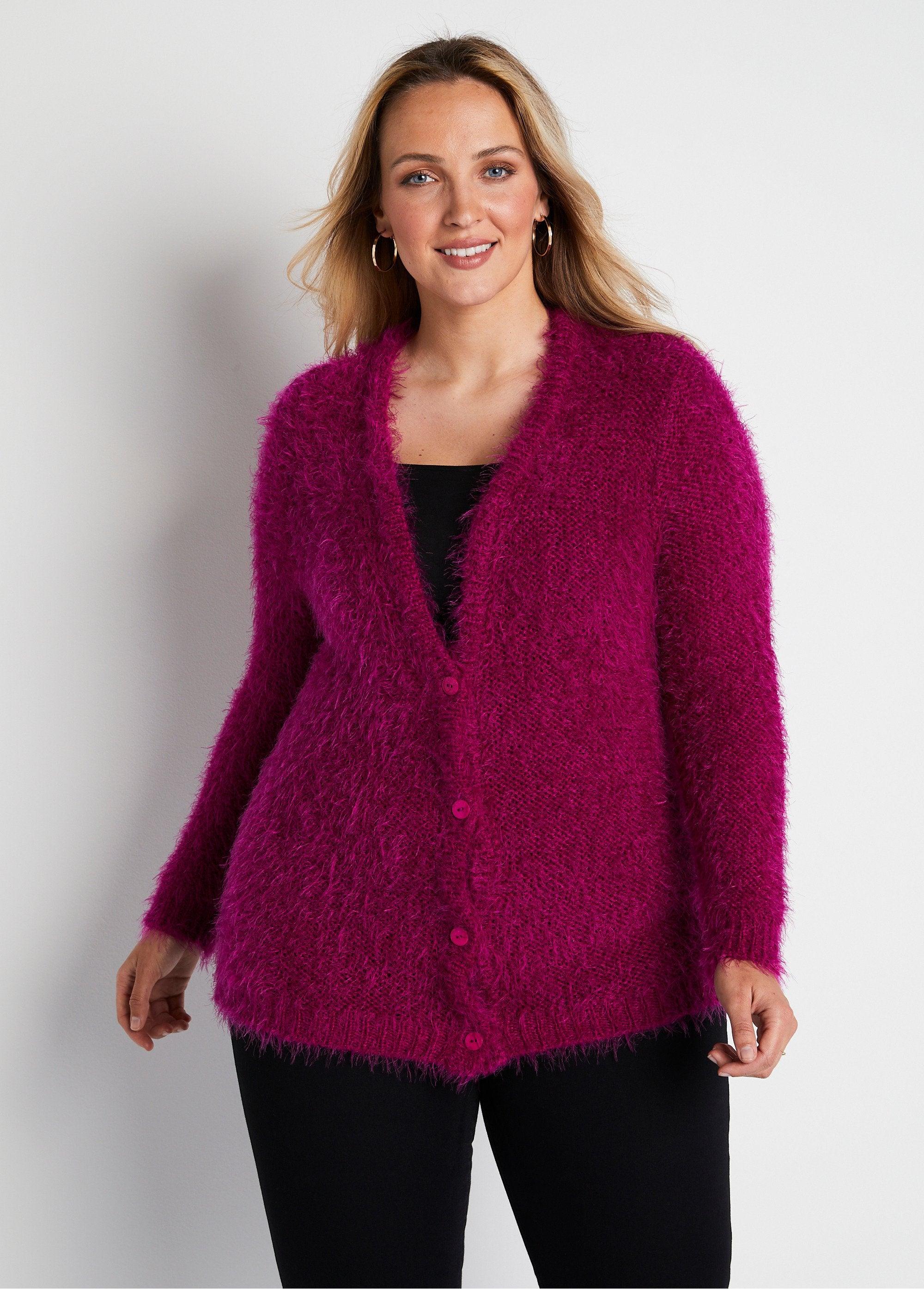 Halflang_vest_met_knopen_in_zacht_breisel_Fuchsia_FA1_curvy