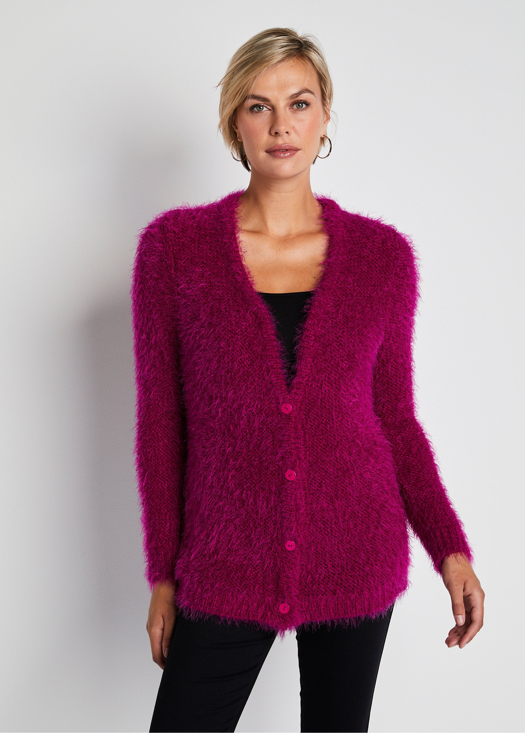 Halflang_vest_met_knopen_in_zacht_breisel_Fuchsia_FA1_slim