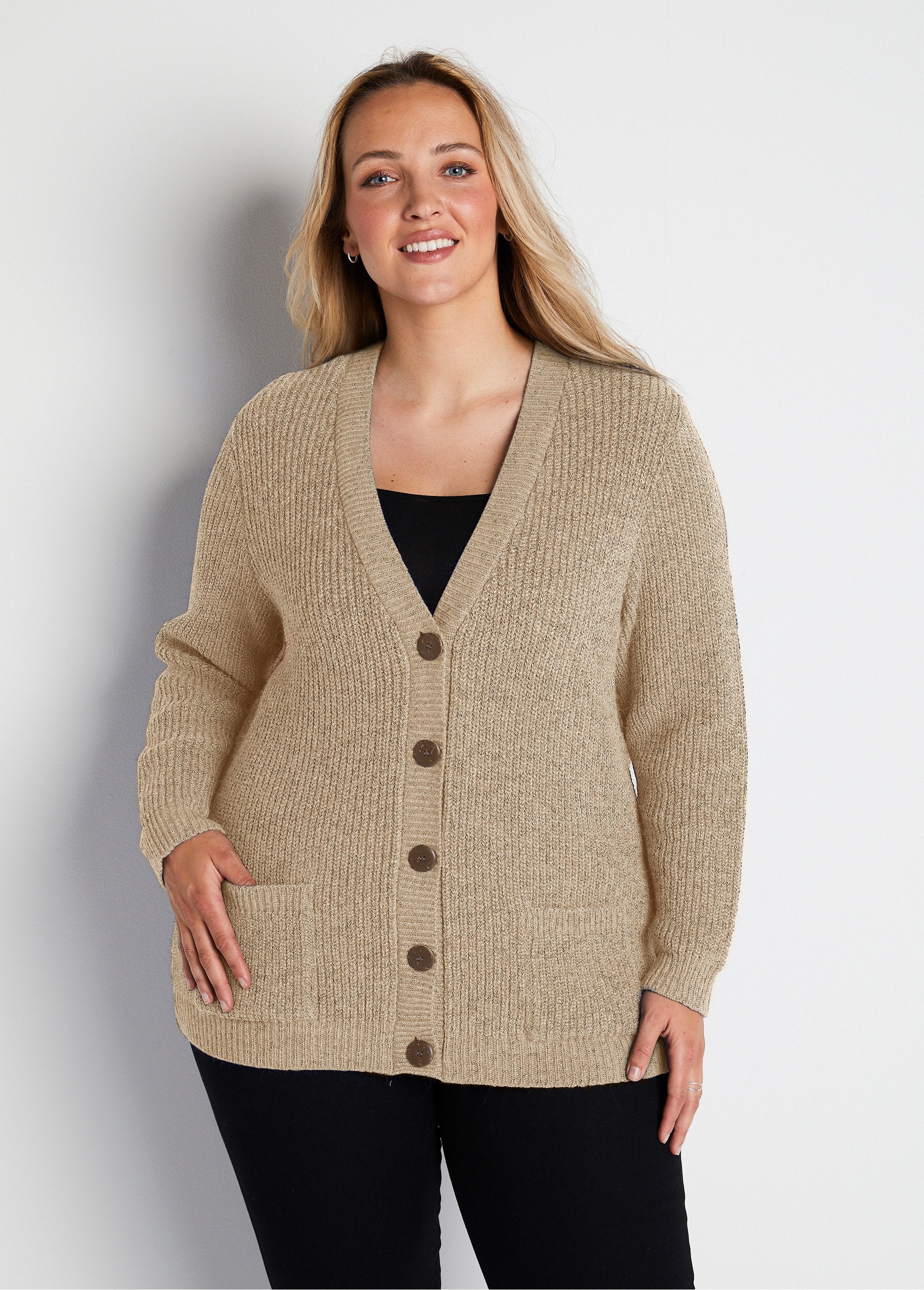 Halflang_vest_met_knopen_in_parelbreisel_met_wol_BEIGE_FA1_curvy