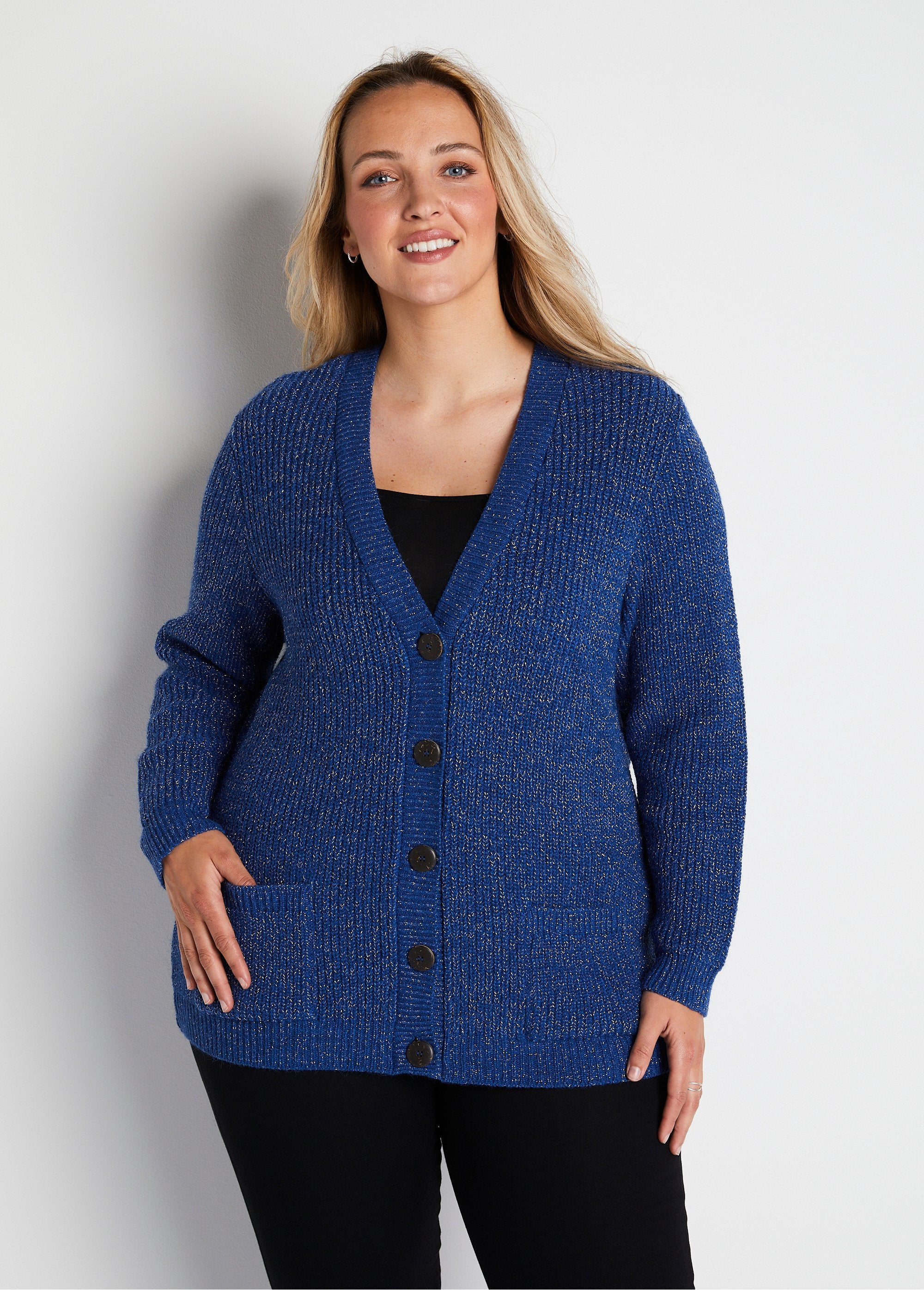 Halflang_vest_met_knopen_in_parelbreisel_met_wol_BLAUW_FA1_curvy