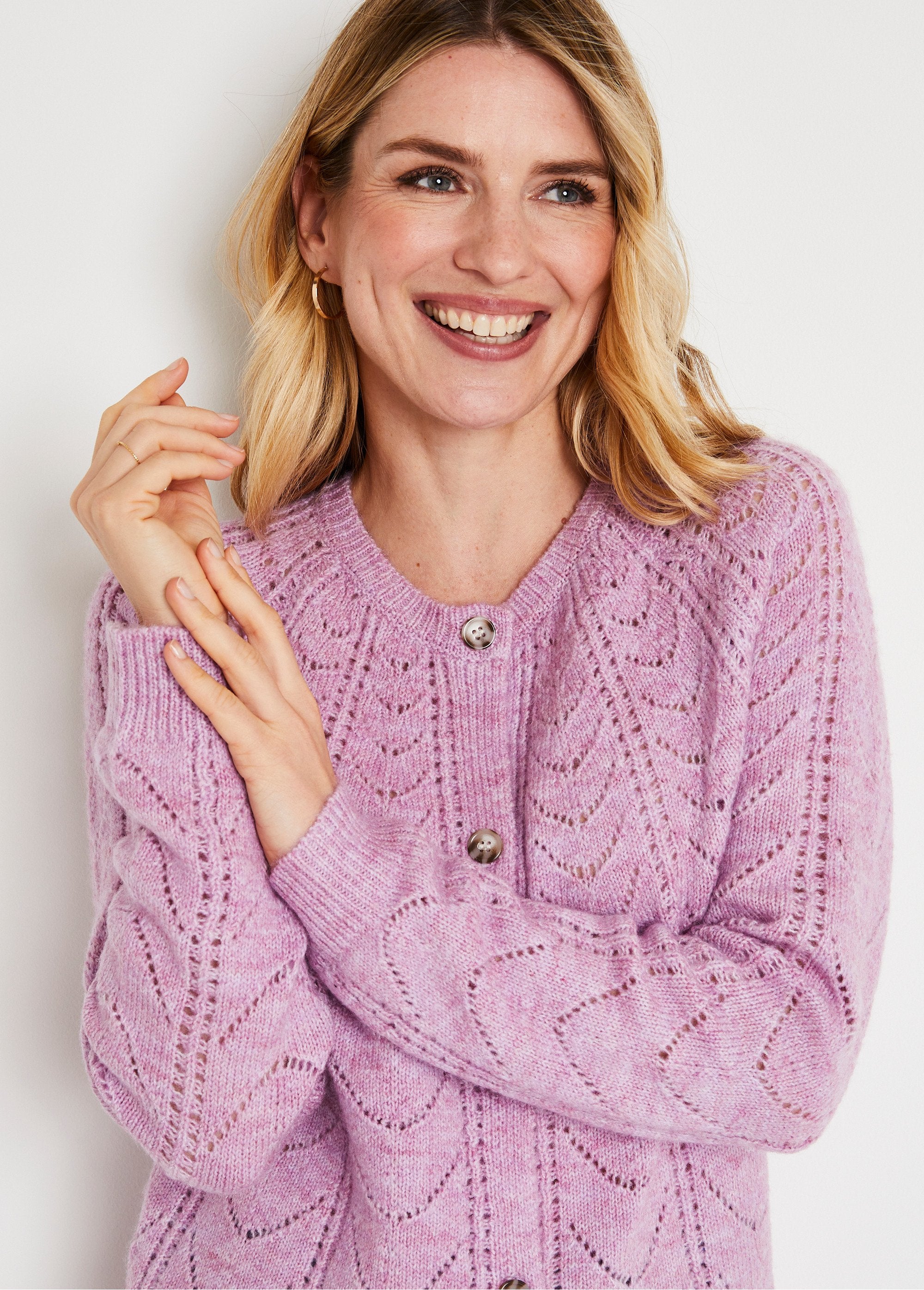 Cardigan_met_knopen_en_zoomdetails_en_ronde_hals_Lilas_DE1_slim